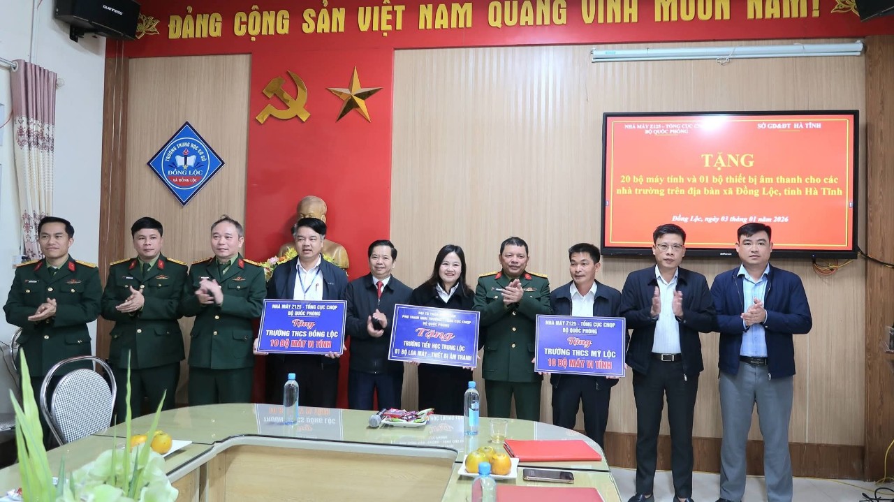 Tổng cục Công nghiệp Quốc phòng trao tặng máy tính, trang thiết bị dạy học cho các trường học tại Đồng Lộc