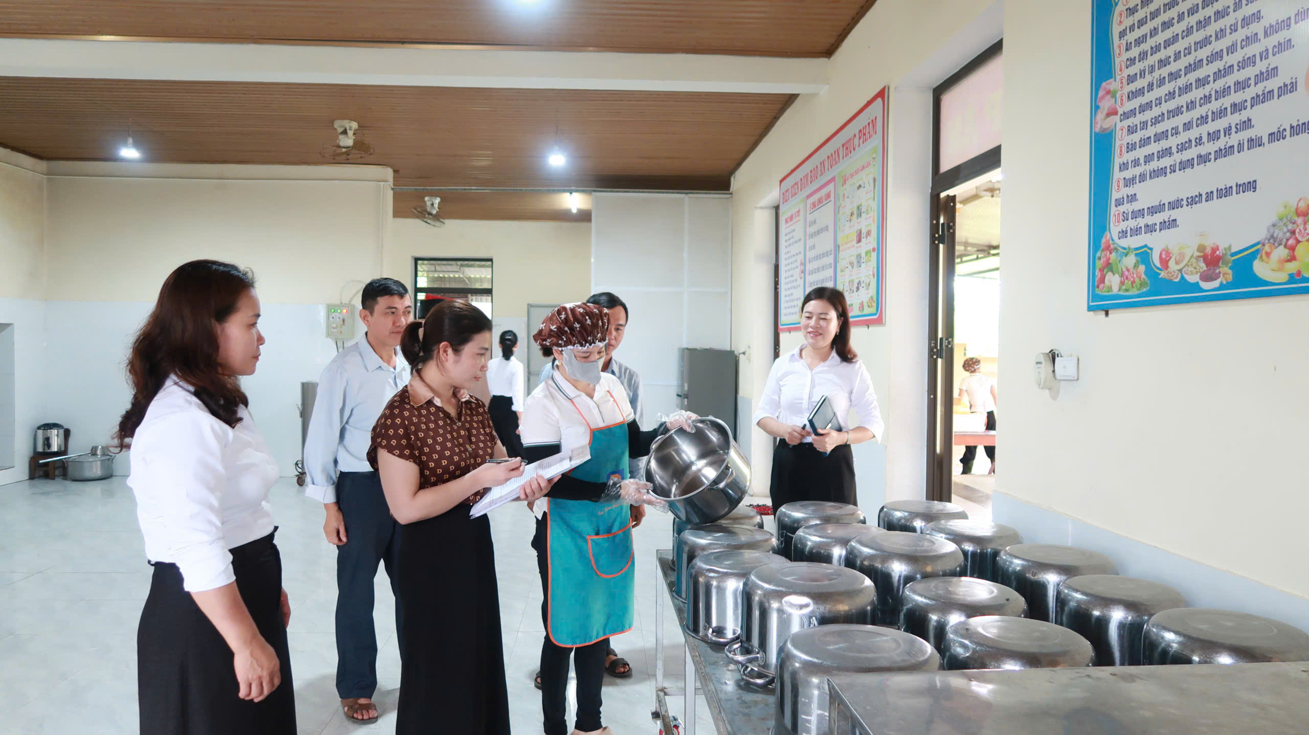 ĐỒNG LỘC TĂNG CƯỜNG KIỂM TRA AN TOÀN THỰC PHẨM TẠI BẾP ĂN CÁC TRƯỜNG MẦM NON