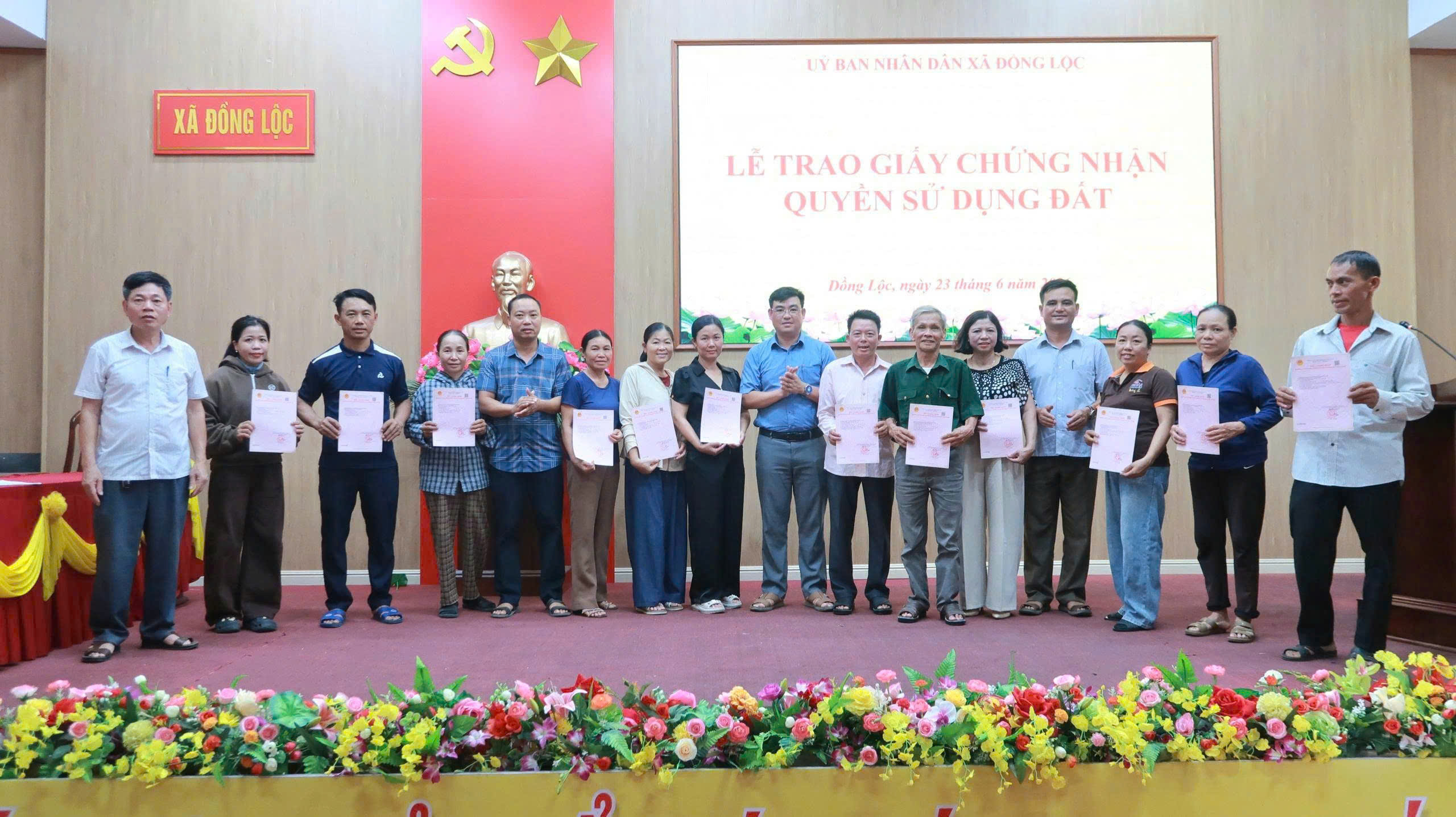 XÃ ĐỒNG LỘC TỔ CHỨC TRAO GIẤY CHỨNG NHẬN QUYỀN SỬ DỤNG ĐẤT CHO CÁC HỘ DÂN