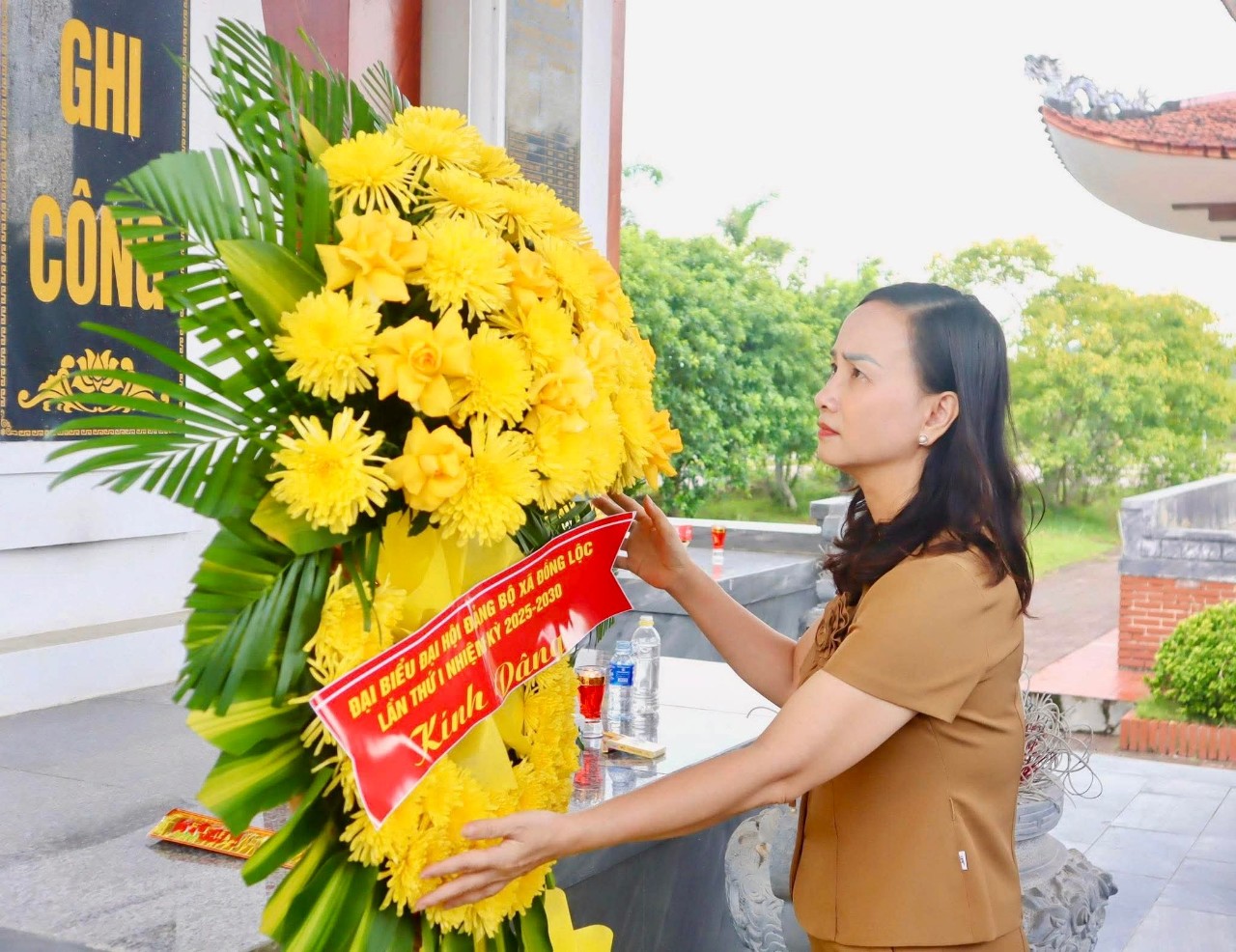 Xã Đồng Lộc dâng hương tưởng niệm Anh hùng liệt sỹ trước thềm Đại hội Đảng bộ xã lần thứ I