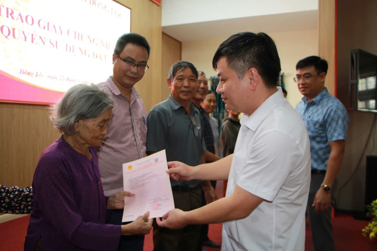 XÃ ĐỒNG LỘC TRAO GIẤY CHỨNG NHẬN QUYỀN SỬ DỤNG ĐẤT CHO NGƯỜI DÂN TRÊN ĐỊA BÀN