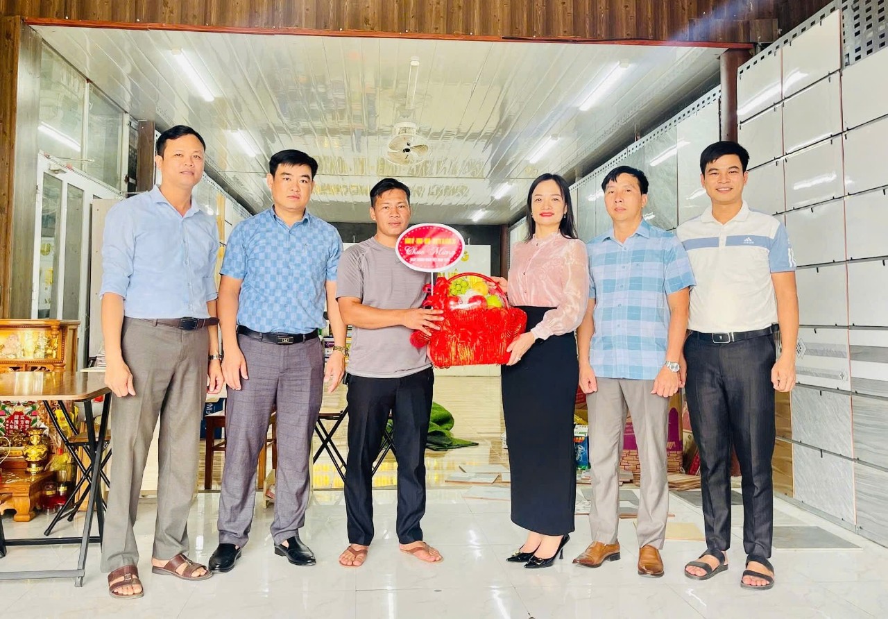 Lãnh đạo xã Đồng Lộc tặng hoa các doanh nghiệp nhân ngày Doanh nhân Việt Nam