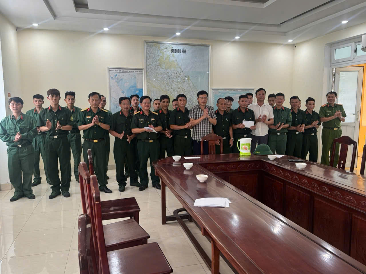 LÃNH ĐẠO XÃ ĐỒNG LỘC THĂM, TẶNG QUÀ LỰC LƯỢNG DỰ BỊ ĐỘNG VIÊN THAM GIA HUẤN LUYỆN NĂM 2026
