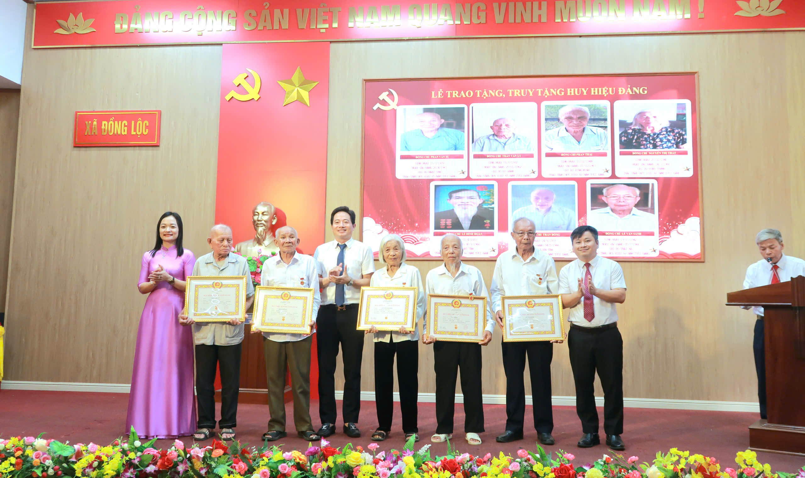 XÃ ĐỒNG LỘC TỔ CHỨC LỄ TRAO TẶNG HUY HIỆU ĐẢNG.