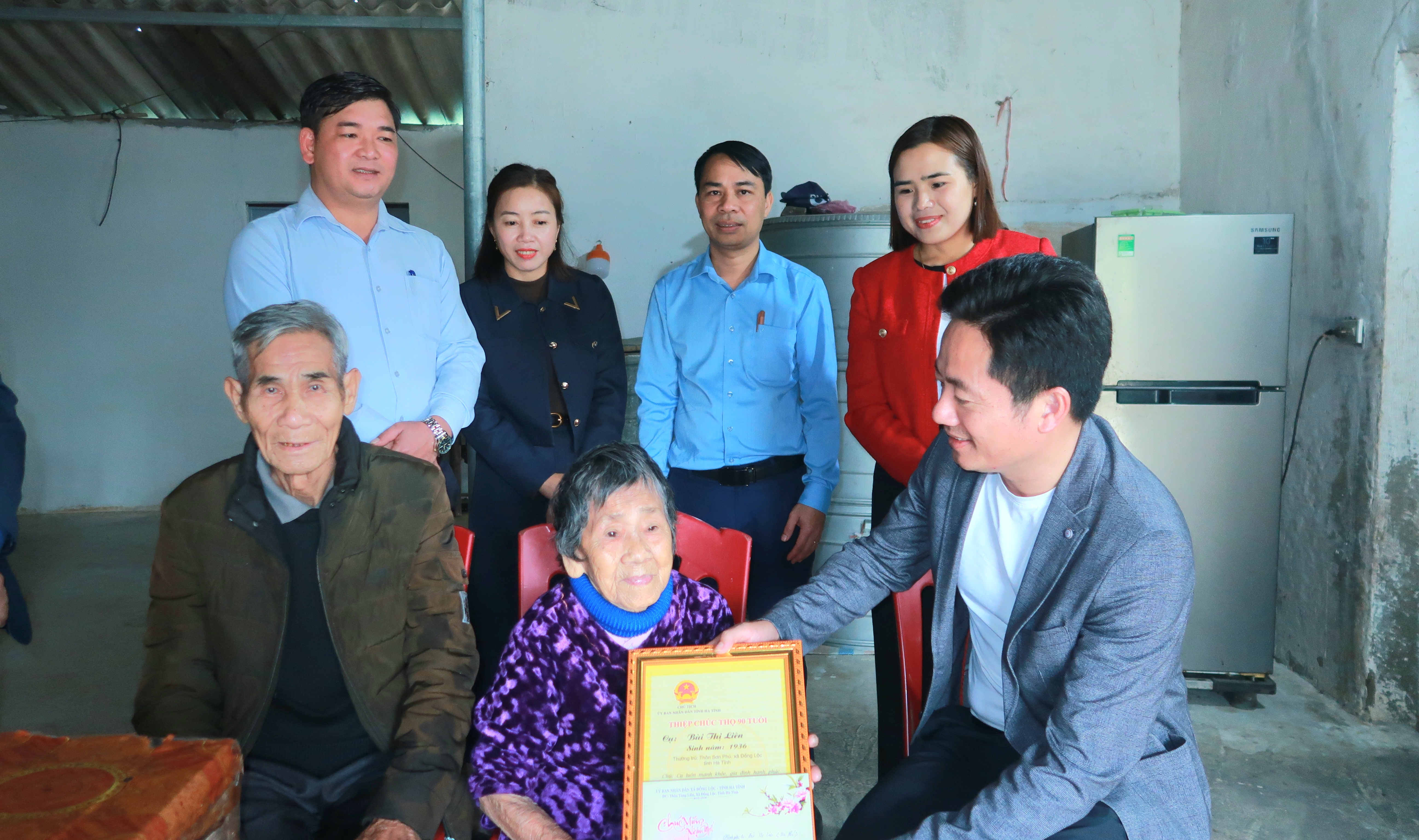 Lãnh đạo xã Đồng Lộc thăm, tặng quà Tết người có công, người cao tuổi, hộ khó khăn. 