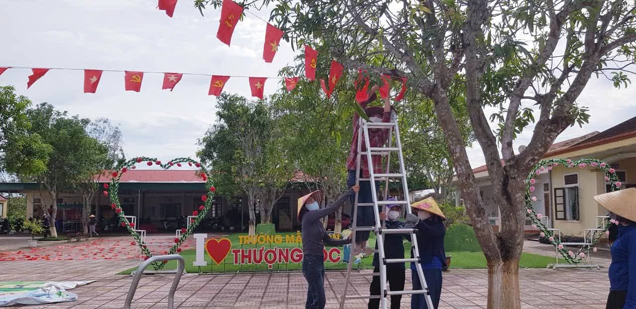 Các ban, ngành xã Đồng Lộc chung tay hỗ trợ khắc phục sau bão số 10. 