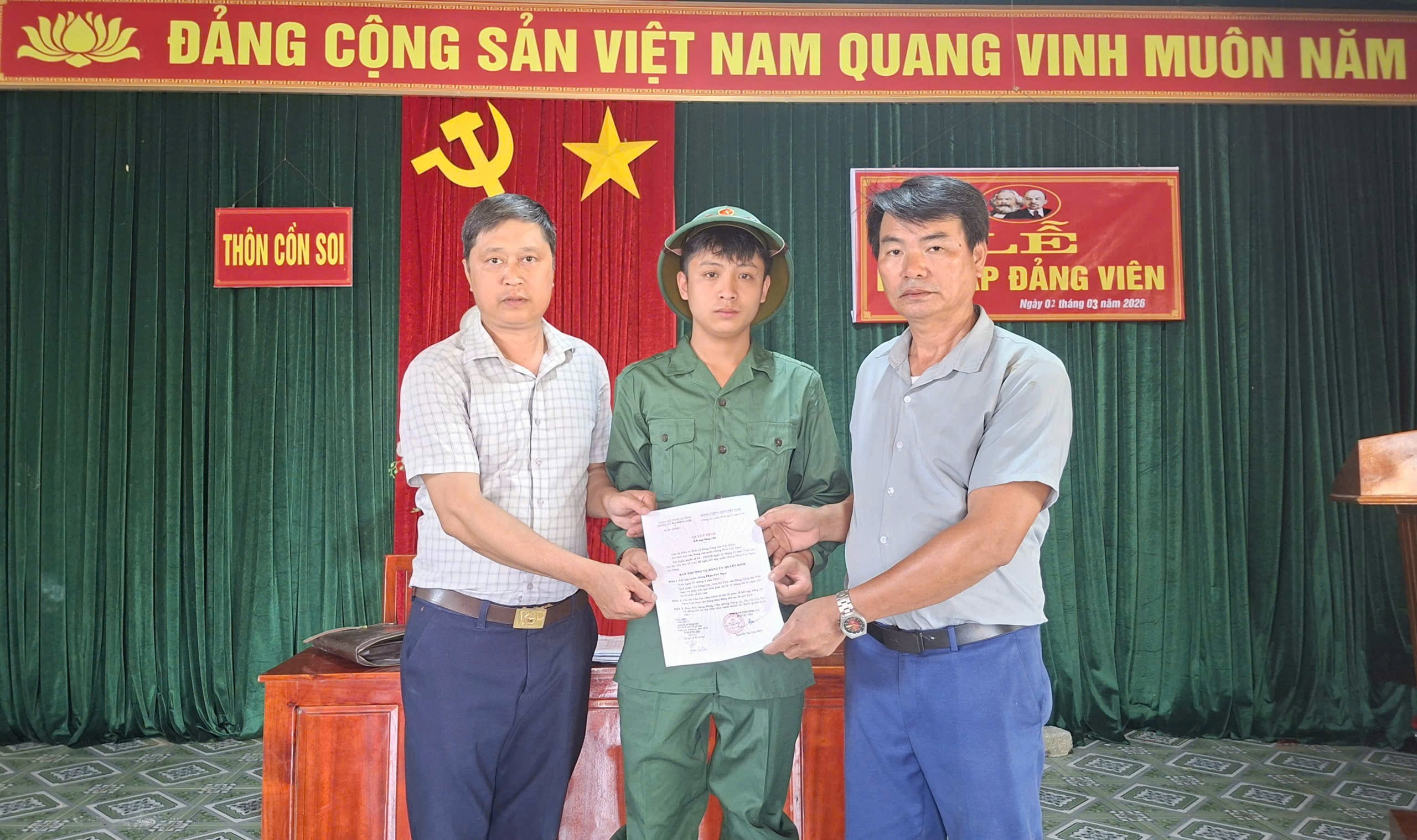 ĐẢNG BỘ XÃ ĐỒNG LỘC KẾT NẠP 14 ĐẢNG VIÊN MỚI