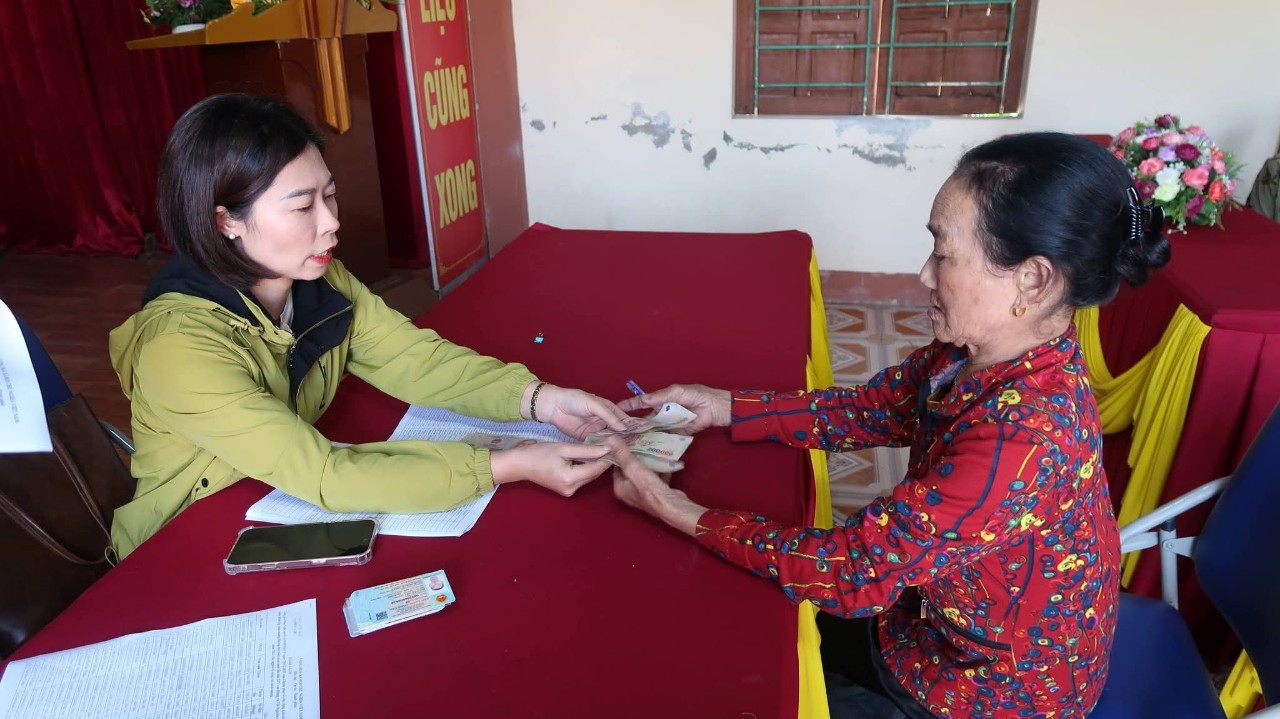 Người dân xã Đồng Lộc phấn khởi nhận quà Tết của Đảng, Nhà nước