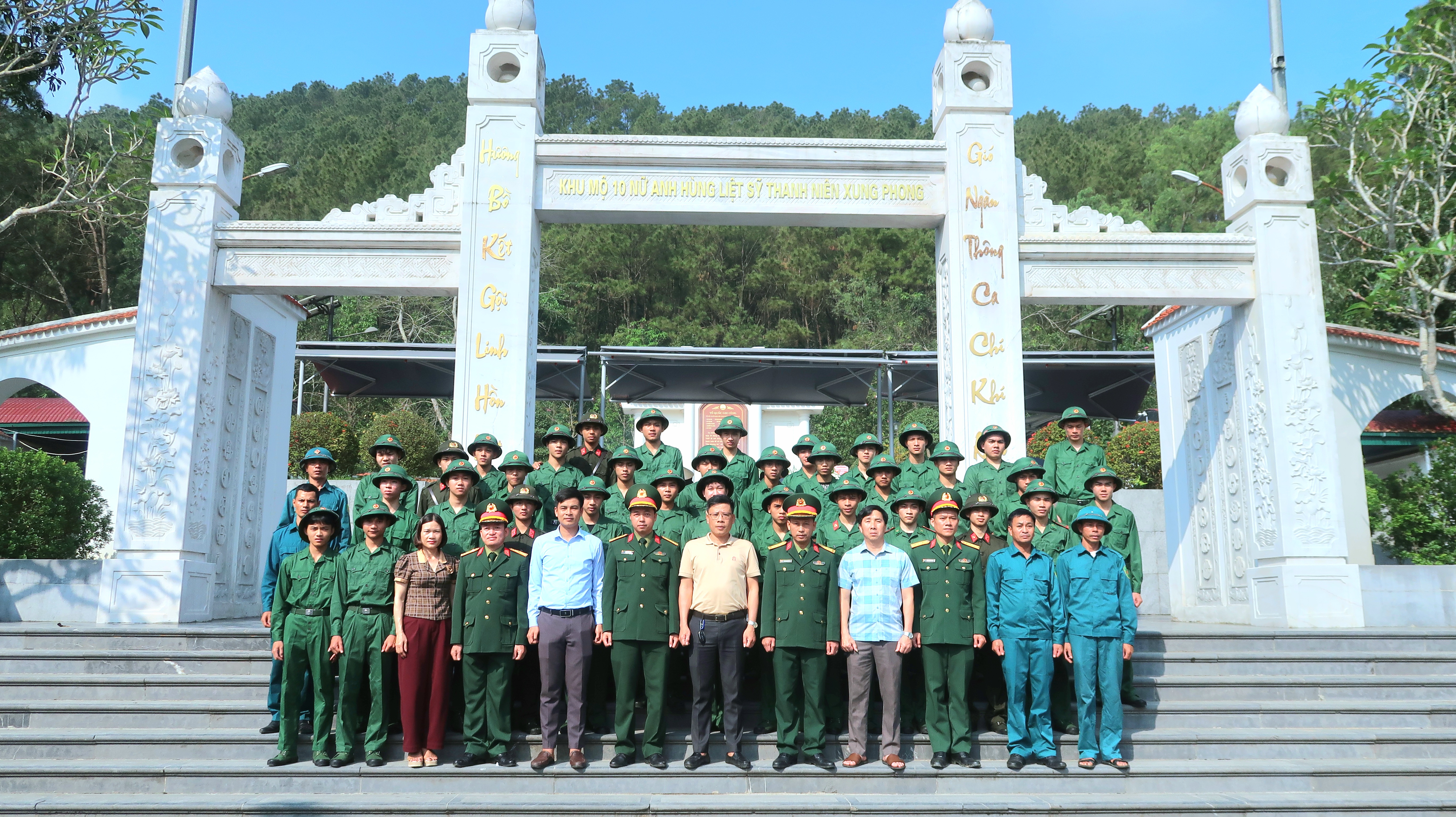 Thanh niên thực hiện NVQS và nghĩa vụ tham gia CAND năm 2026 xã Đồng Lộc dâng hương tại Tượng đài nhân dân và nhà tưởng niệm các AHLS xã Đồng Lộc,  Khu di tích Ngã ba Đồng Lộc.