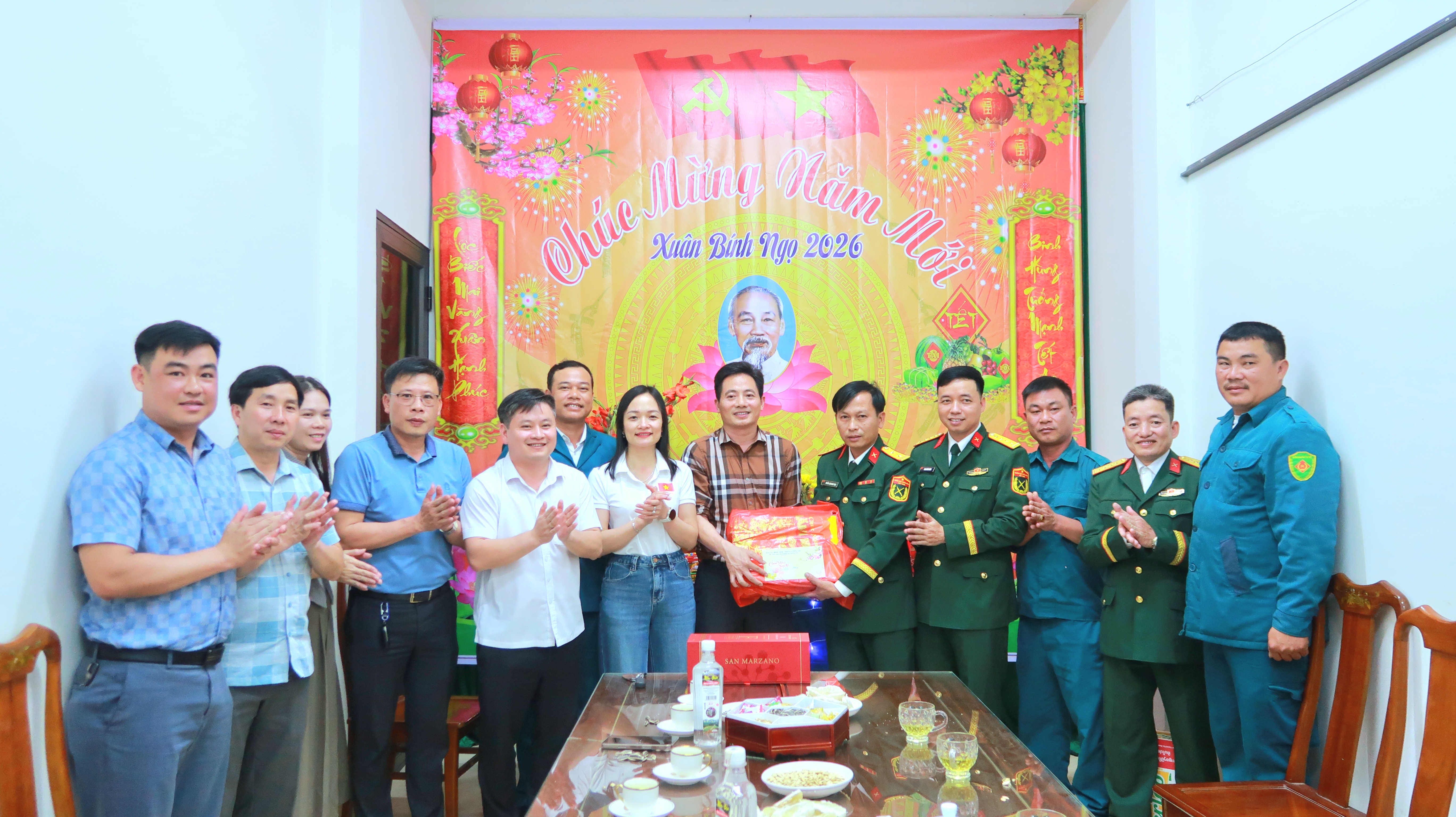 Lãnh đạo xã Đồng Lộc tặng quà, động viên các lực lượng làm nhiệm vụ trực Tết Nguyên đán. 