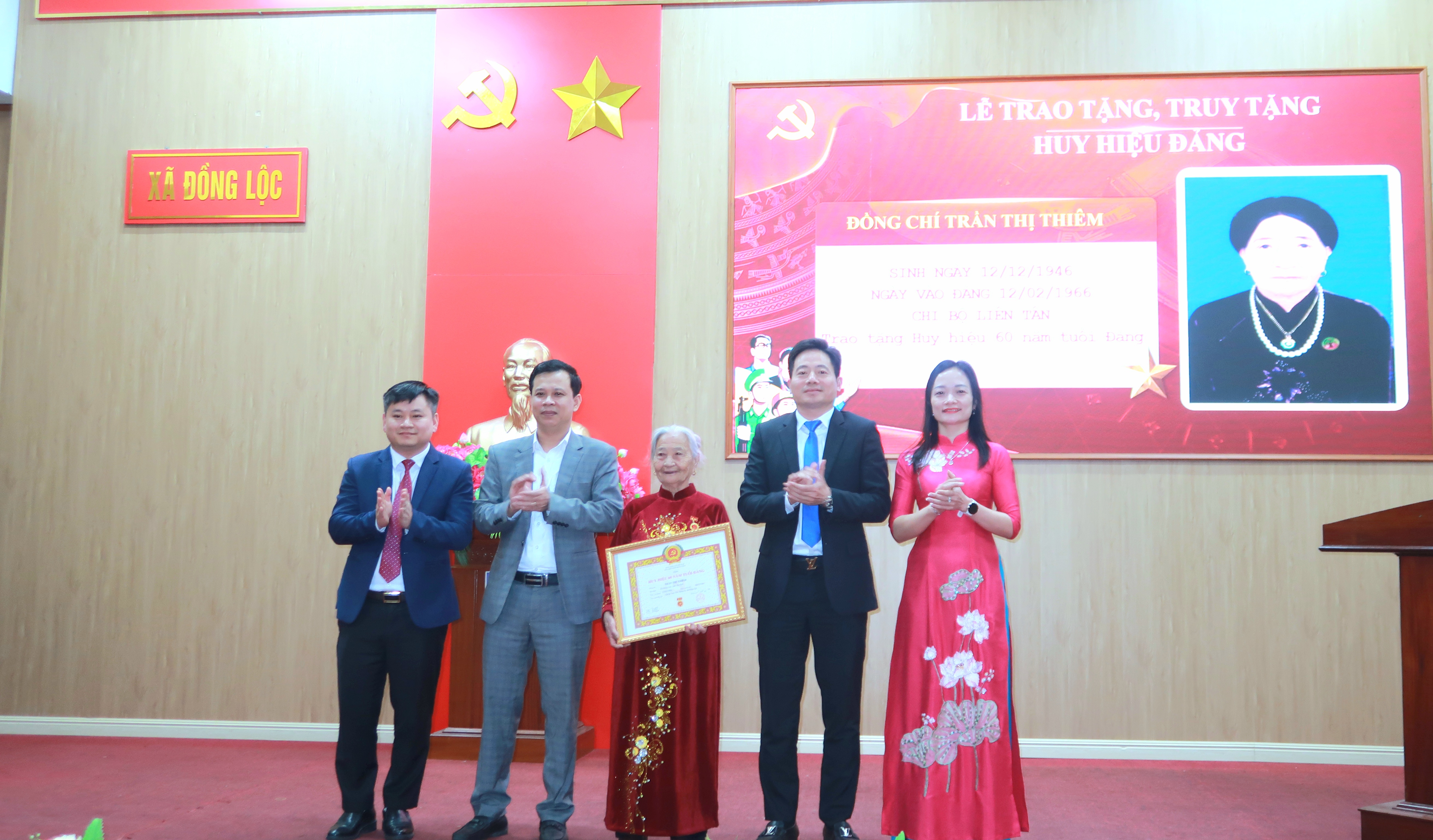 Xã Đồng Lộc tổ chức Lễ trao tặng Huy hiệu Đảng. 