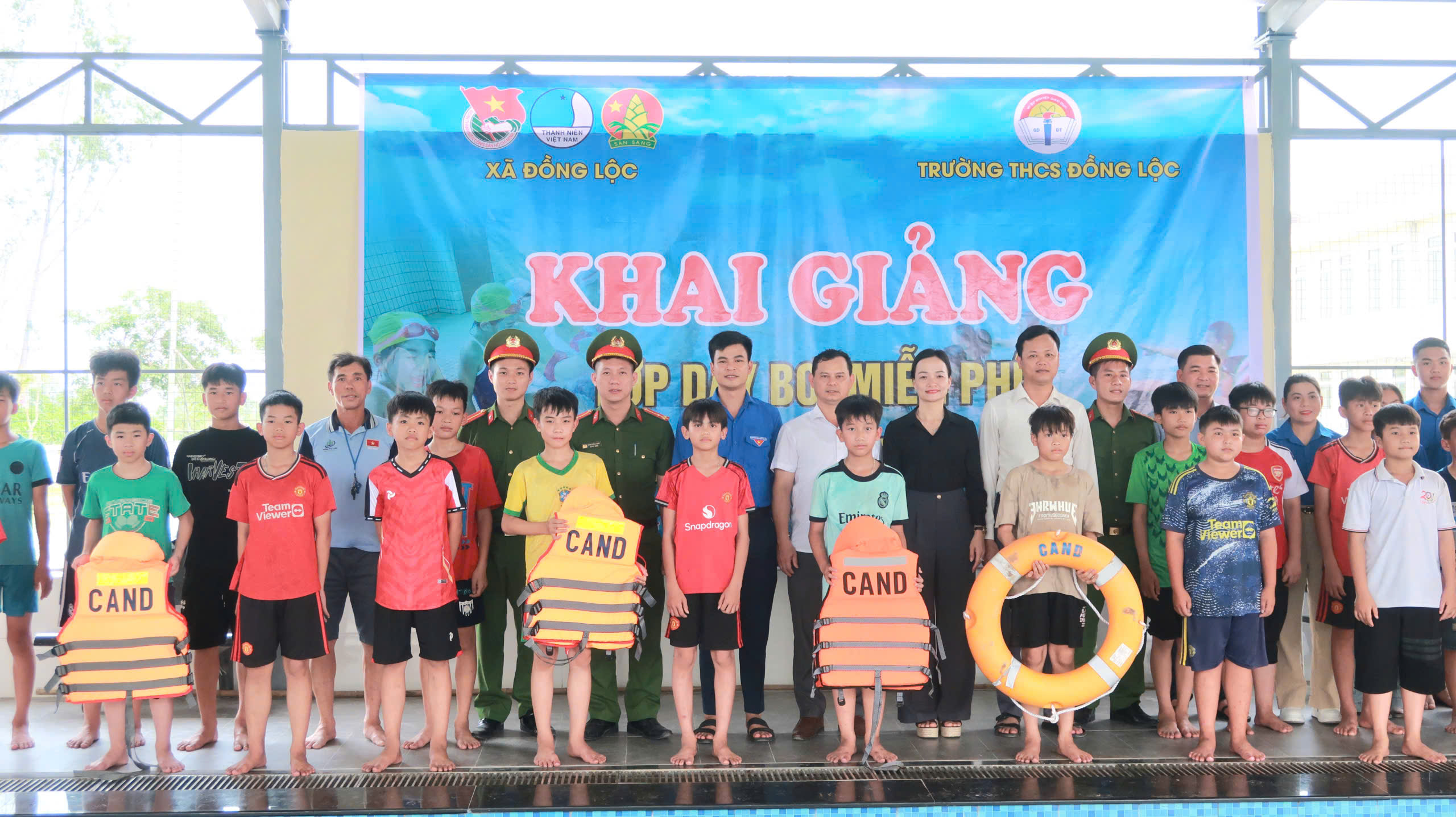 KHAI GIẢNG LỚP DẠY BƠI MIỄN PHÍ CHO HỌC SINH CÓ HOÀN CẢNH KHÓ KHĂN