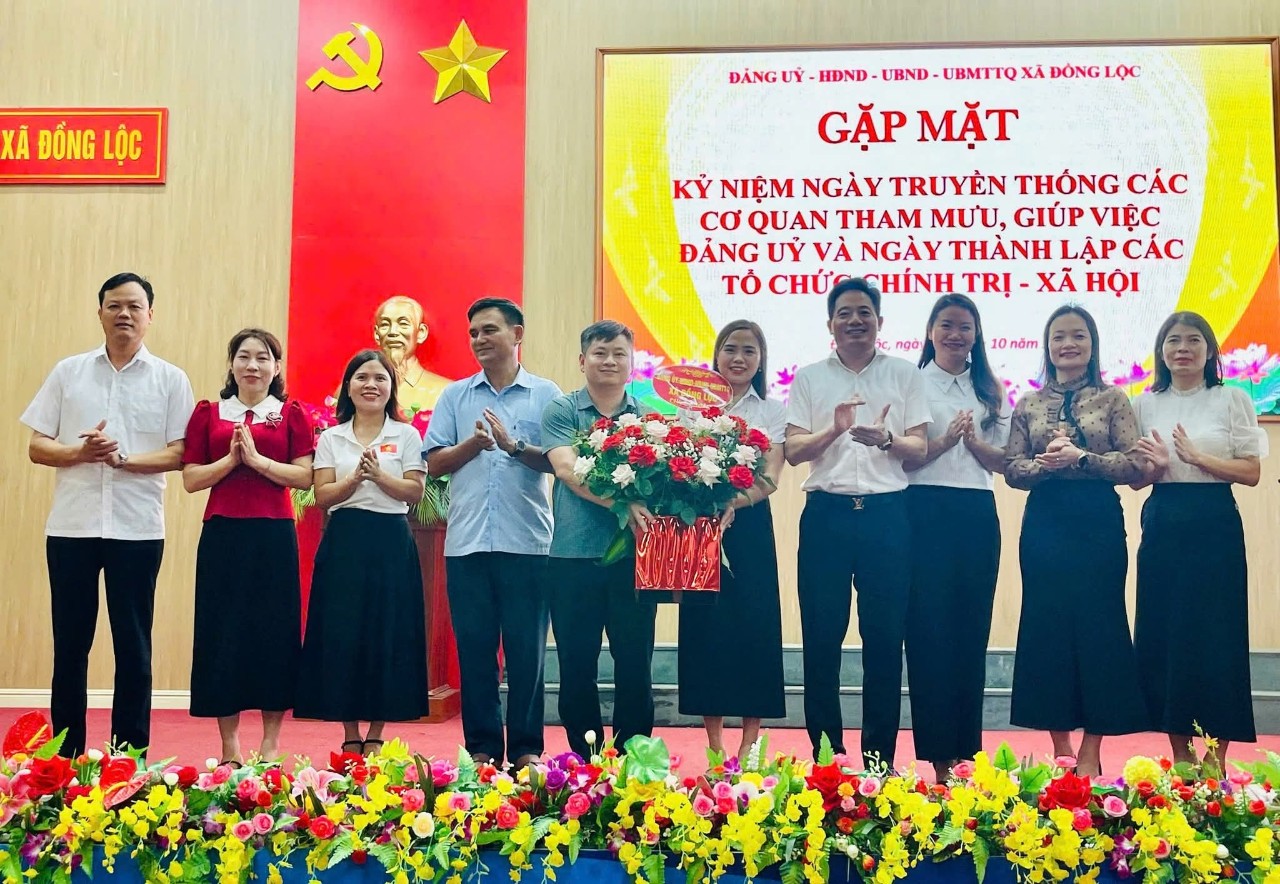 GẶP MẶT KỶ NIỆM NGÀY TRUYỀN THỐNG CÁC CƠ QUAN THAM MƯU, GIÚP VIỆC ĐẢNG UỶ VÀ CÁC TỔ CHỨC CHÍNH TRỊ - XÃ HỘI XÃ