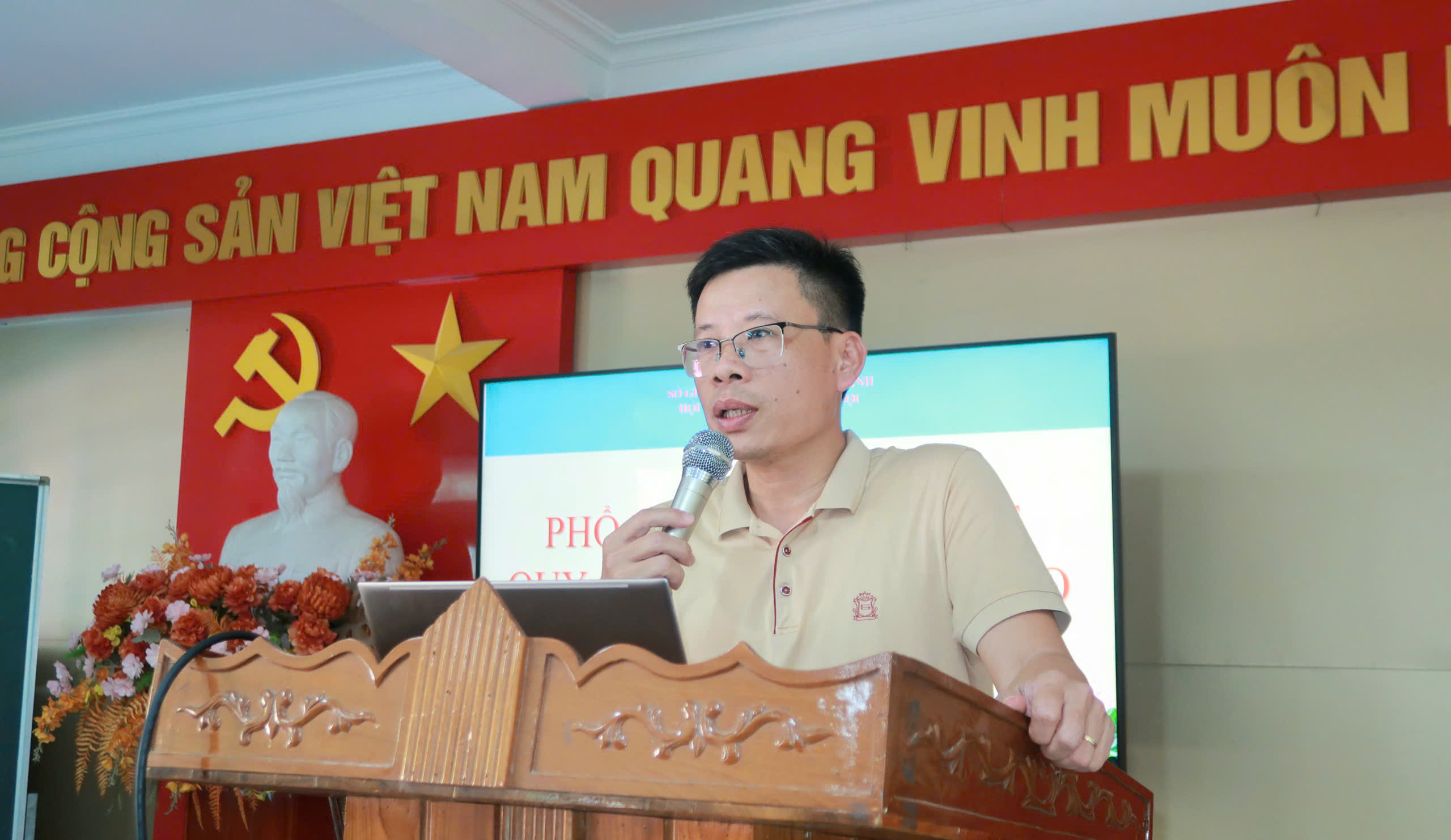 Lãnh đạo xã Đồng Lộc tặng quà, động viên Hội đồng thi tuyển sinh vào lớp 10 Trường THPT Đồng Lộc