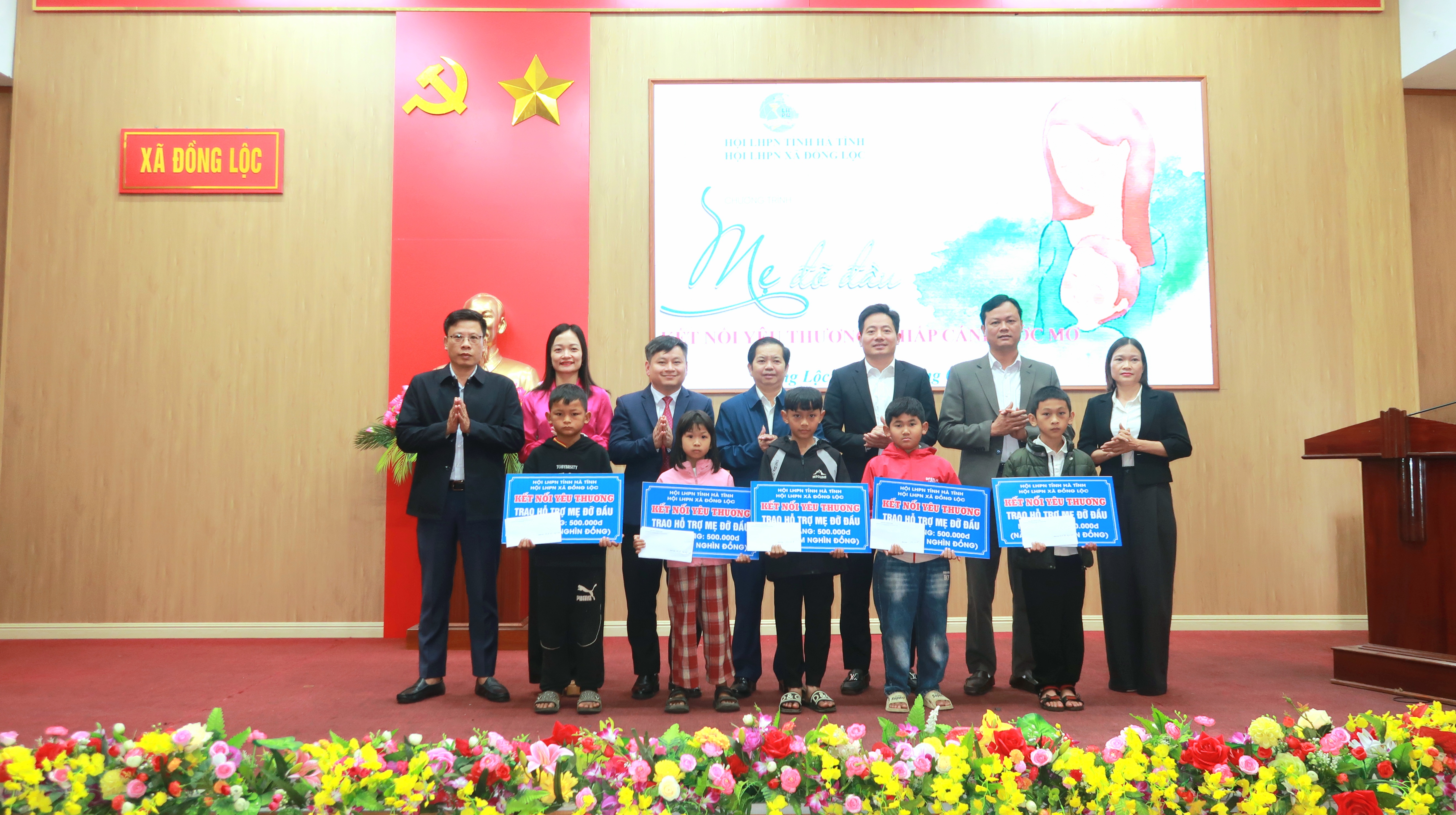 Đồng chí Bùi Nhân Sâm trao quà đỡ đầu và quà Tết cho trẻ em mồ côi có hoàn cảnh khó khăn tại xã Đồng Lộc. 