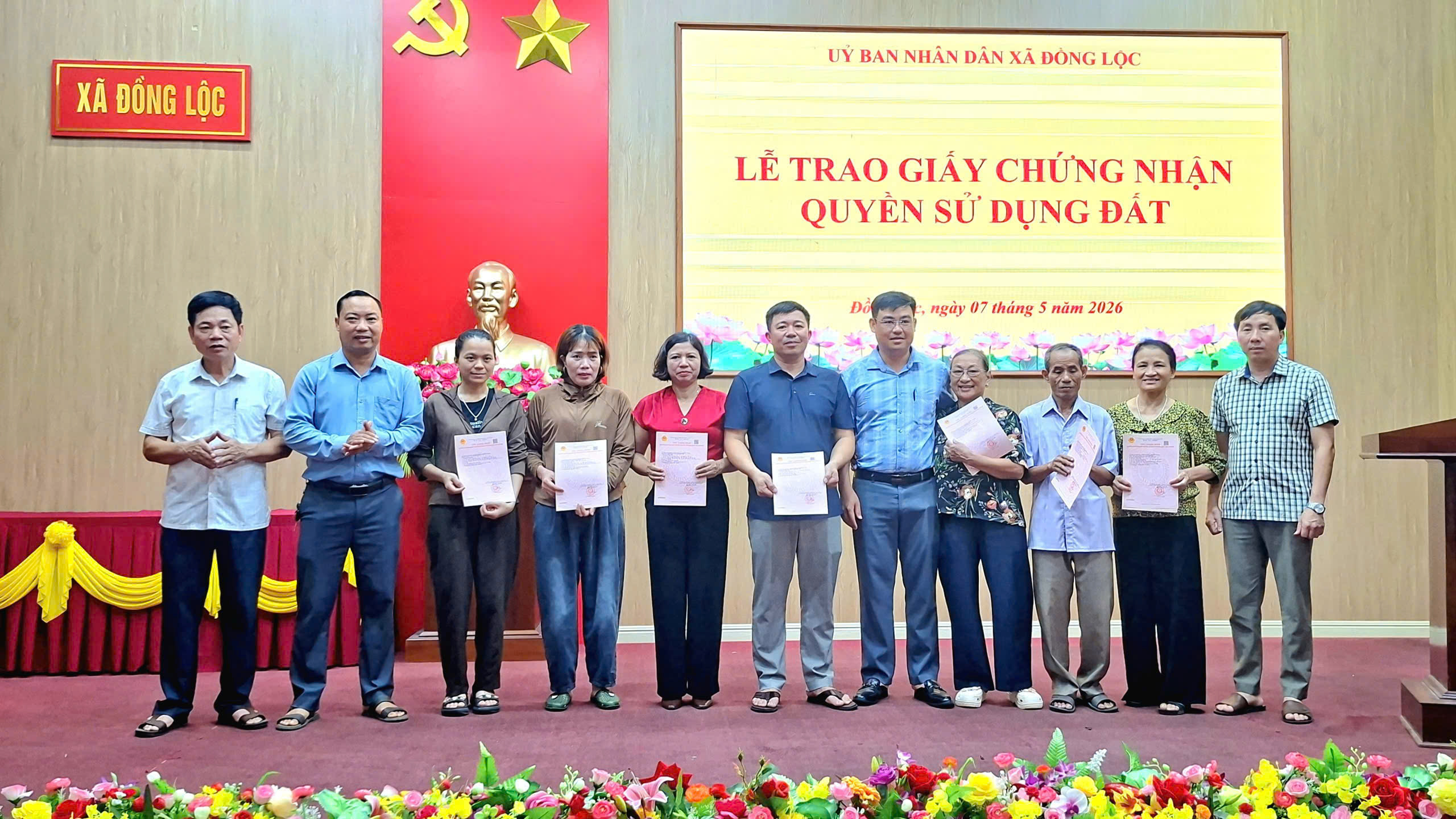 XÃ ĐỒNG LỘC TỔ CHỨC TRAO GIẤY CHỨNG NHẬN QUYỀN SỬ DỤNG ĐẤT CHO CÁC HỘ DÂN