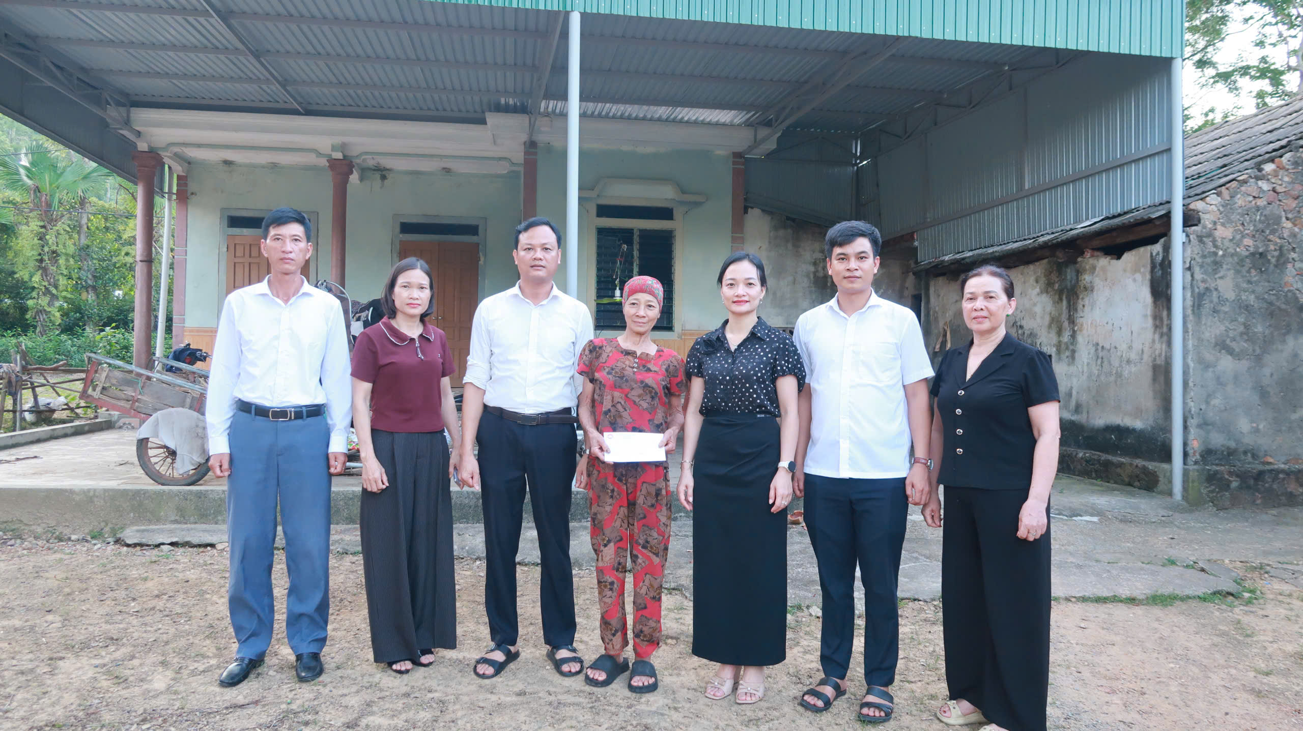 ỦY BAN MTTQ VIỆT NAM  XÃ ĐỒNG LỘC TỔ CHỨC THĂM, TẶNG QUÀ CHO TRẺ EM MỒ CÔI, CÓ HOÀN CẢNH KHÓ KHĂN NHÂN DỊP QUỐC TẾ THIẾU NHI 01/6
