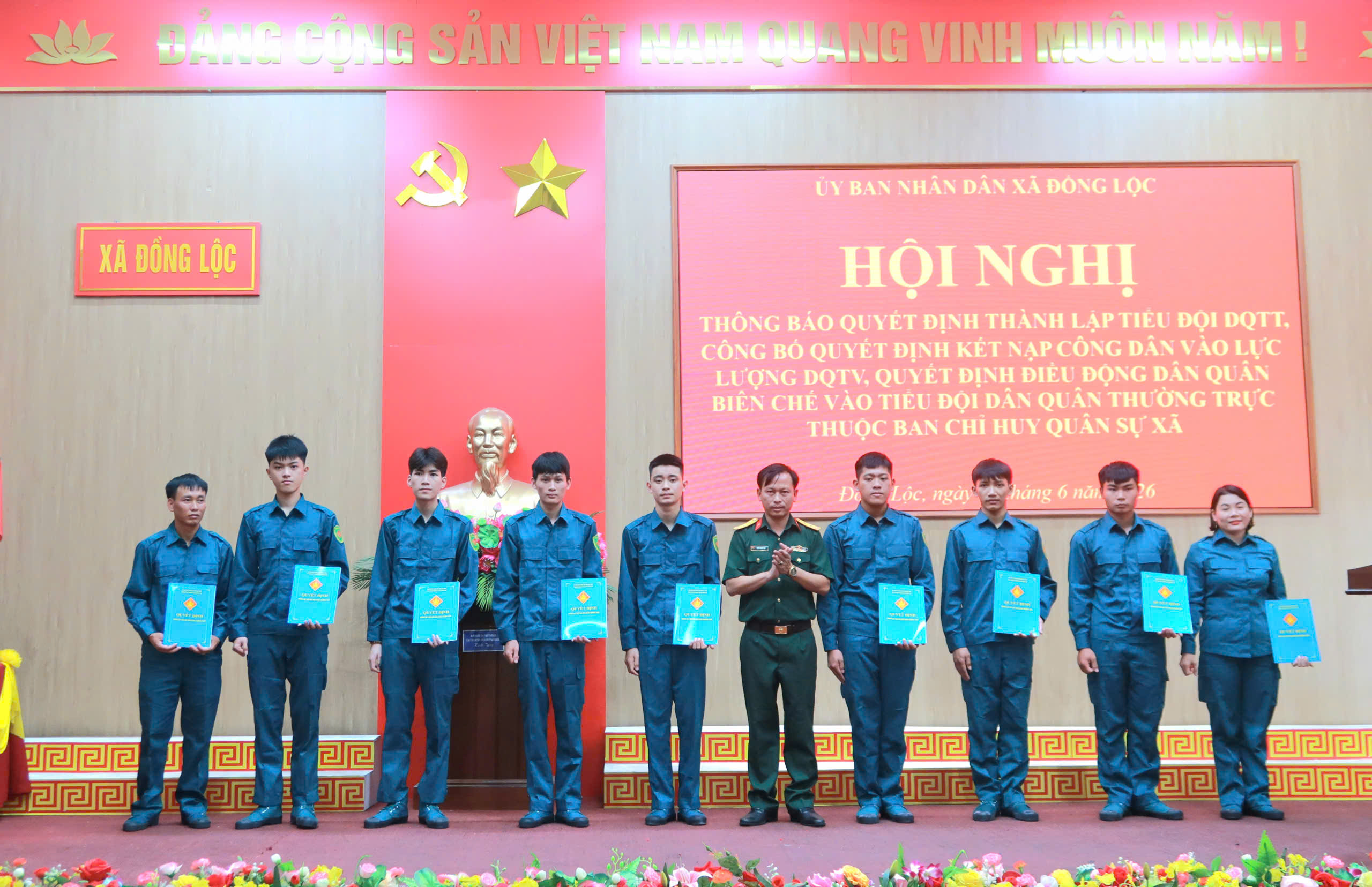 LỄ CÔNG BỐ VÀ TRAO QUYẾT ĐỊNH ĐIỀU ĐỘNG DÂN QUÂN BIÊN CHẾ VÀO TIỂU ĐỘI DÂN QUÂN THƯỜNG TRỰC THUỘC BAN CHQS XÃ.