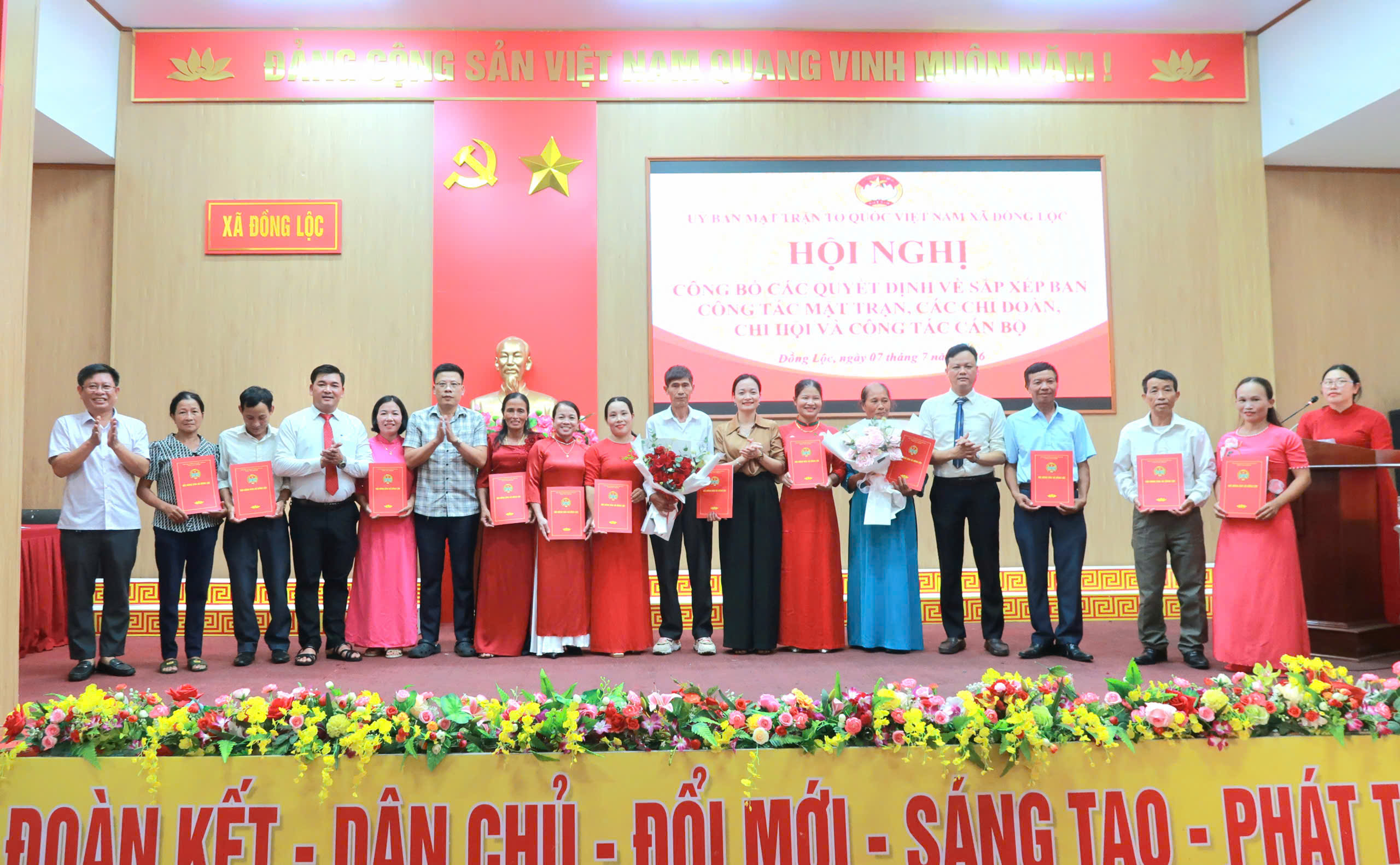 XÃ ĐỒNG LỘC CÔNG BỐ CÁC QUYẾT ĐỊNH VỀ CÔNG TÁC CÁN BỘ BAN CÔNG TÁC MẶT TRẬN VÀ CÁC CHI ĐOÀN, CHI HỘI THÔN