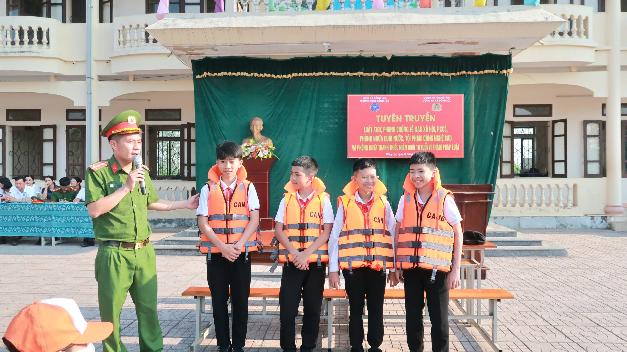 CÔNG AN XÃ ĐỒNG LỘC TUYÊN TRUYỀN KỸ NĂNG PHÒNG TRÁNH ĐUỐI NƯỚC CHO HỌC SINH