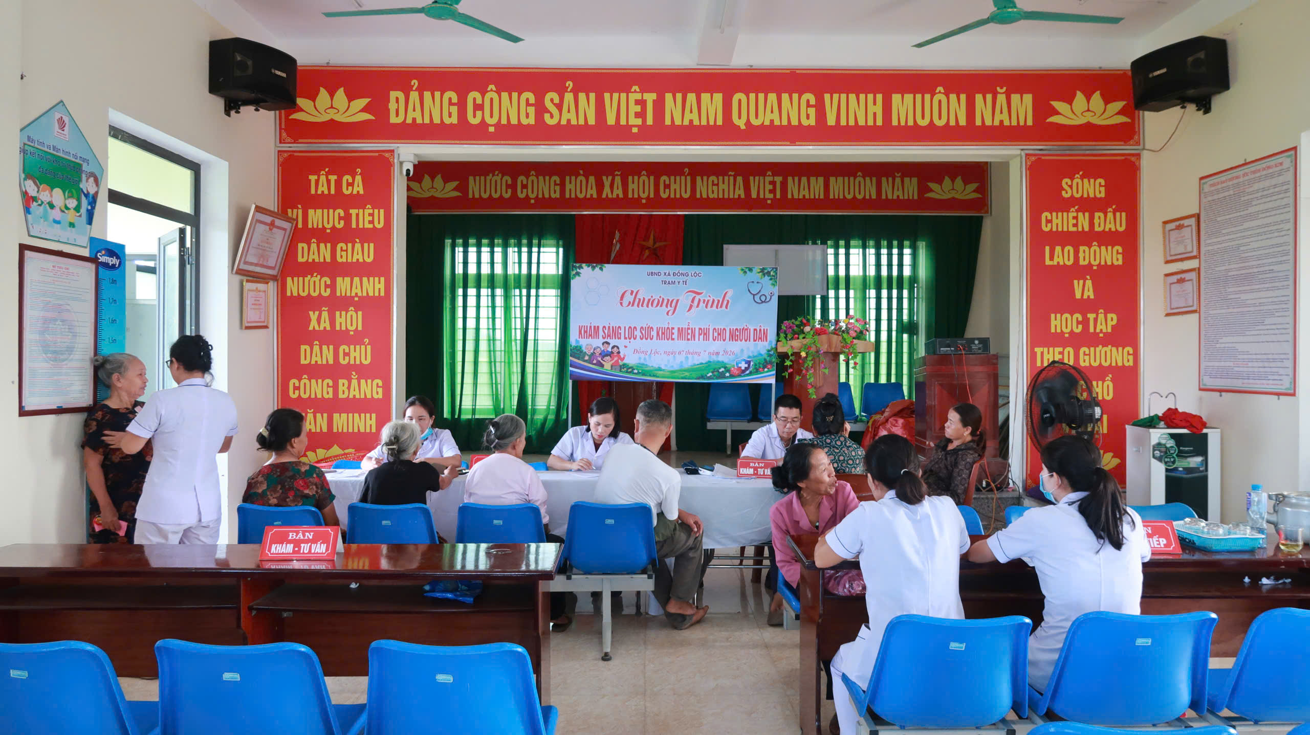 TRẠM Y TẾ XÃ ĐỒNG LỘC TRIỂN KHAI KHÁM SÀNG LỌC SỨC KHỎE MIỄN PHÍ CHO NGƯỜI DÂN
