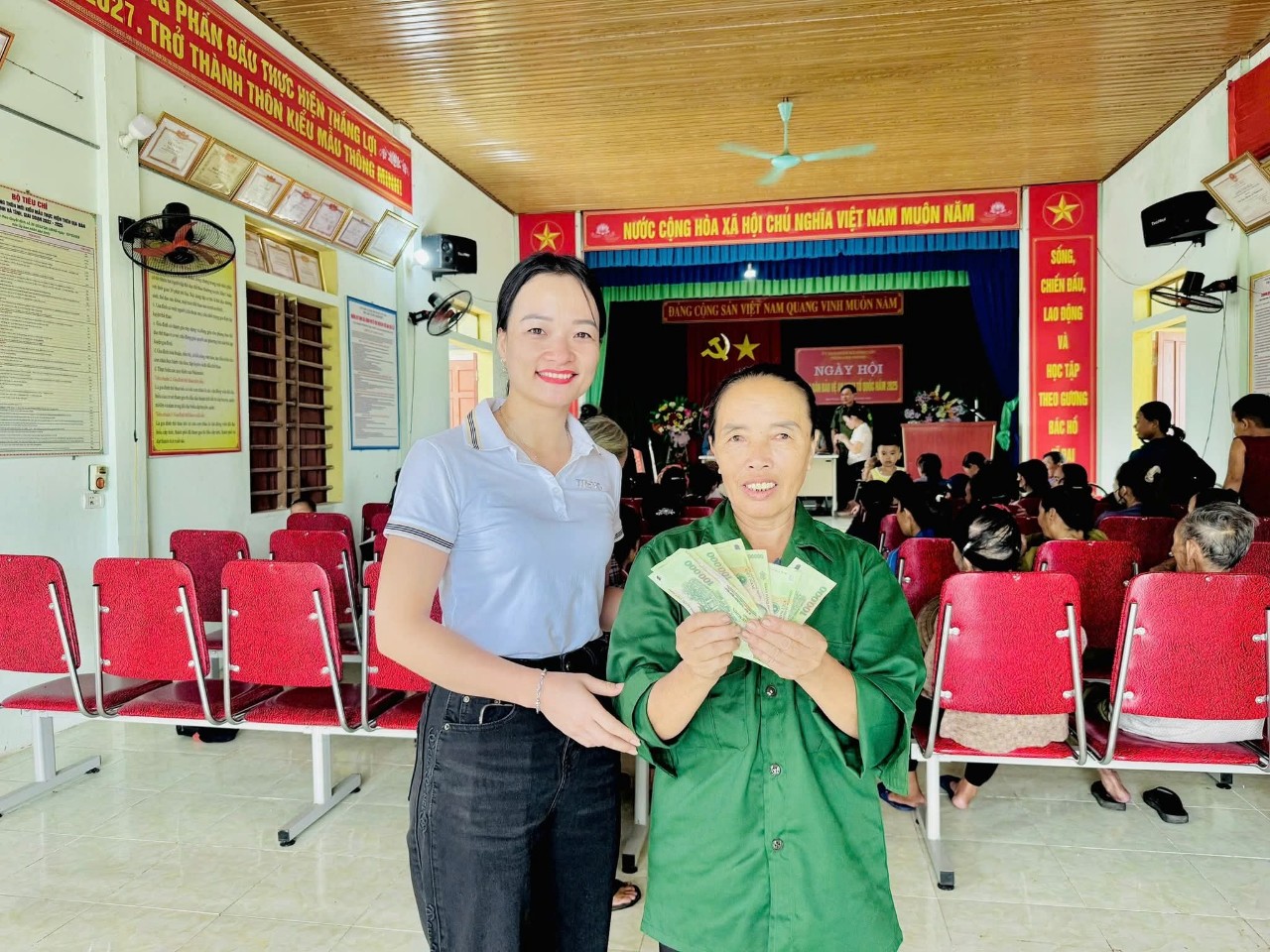 NGƯỜI DÂN ĐỒNG LỘC PHẤN KHỞI NHẬN QUÀ TẾT ĐỘC LẬP
