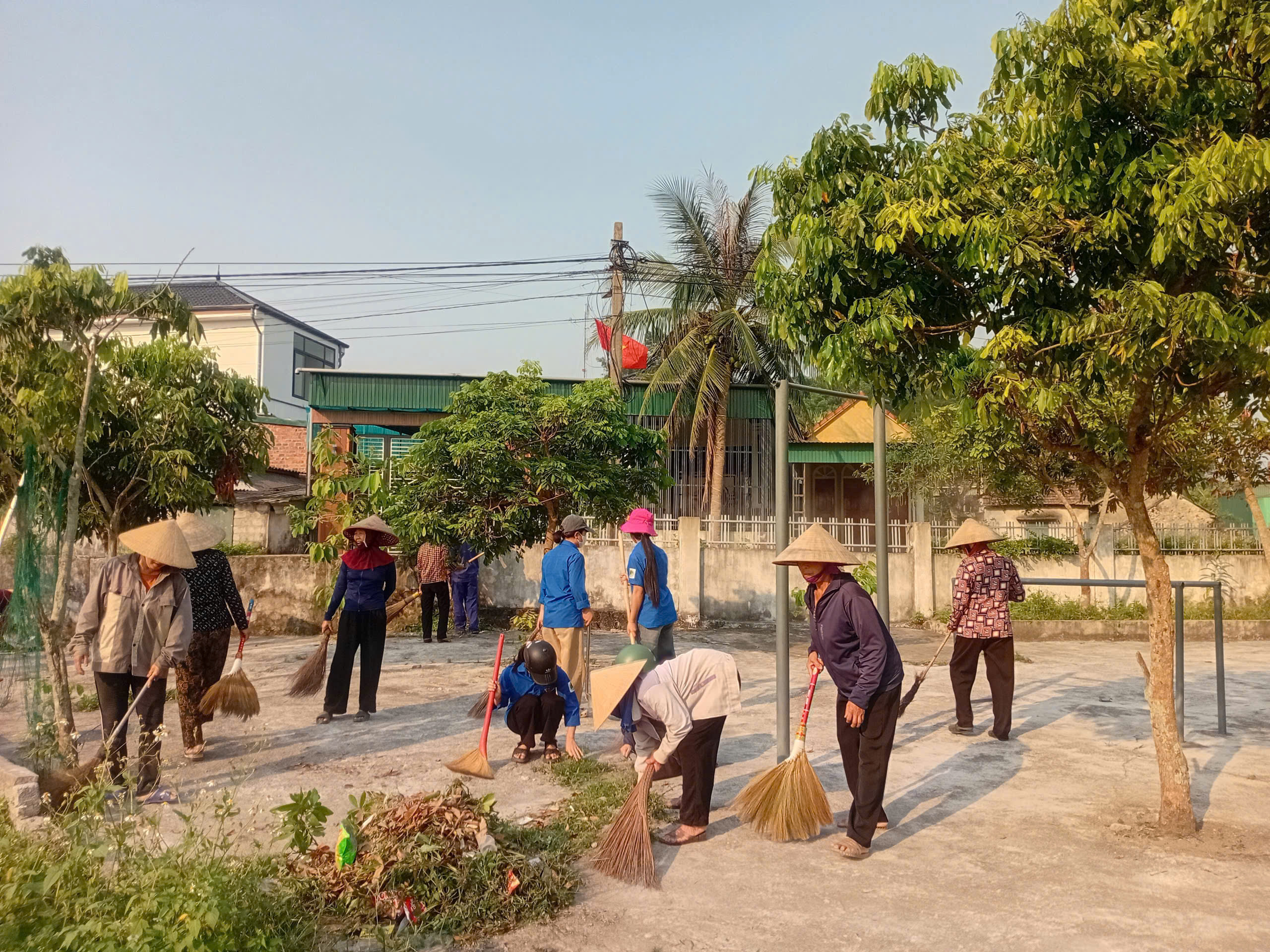 MTTQ XÃ ĐỒNG LỘC RA QUÂN ĐỒNG LOẠT VỆ SINH MÔI TRƯỜNG, CHUNG TAY XÂY DỰNG NÔNG THÔN MỚI