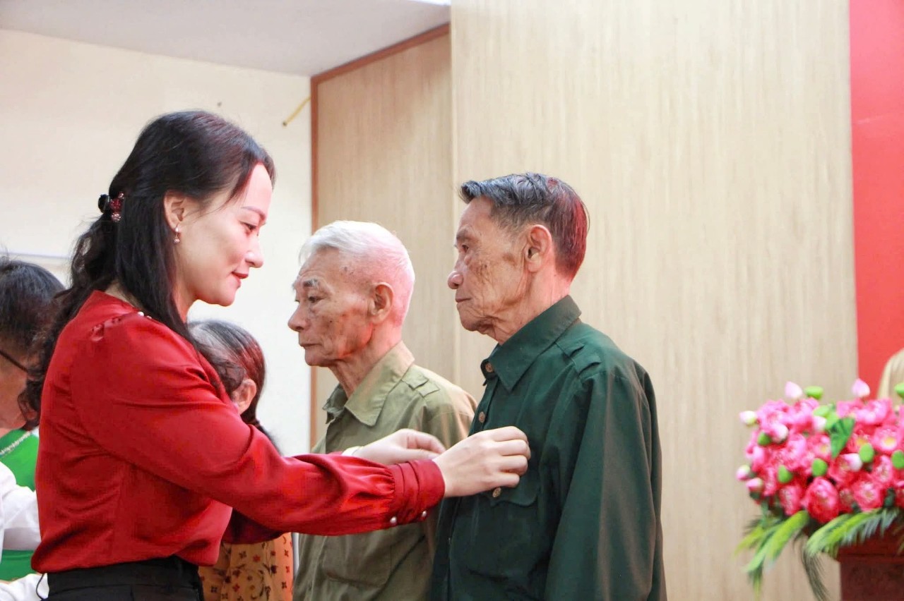 Đồng Lộc Trao tặng huy hiệu Đảng cho 26 đảng viên