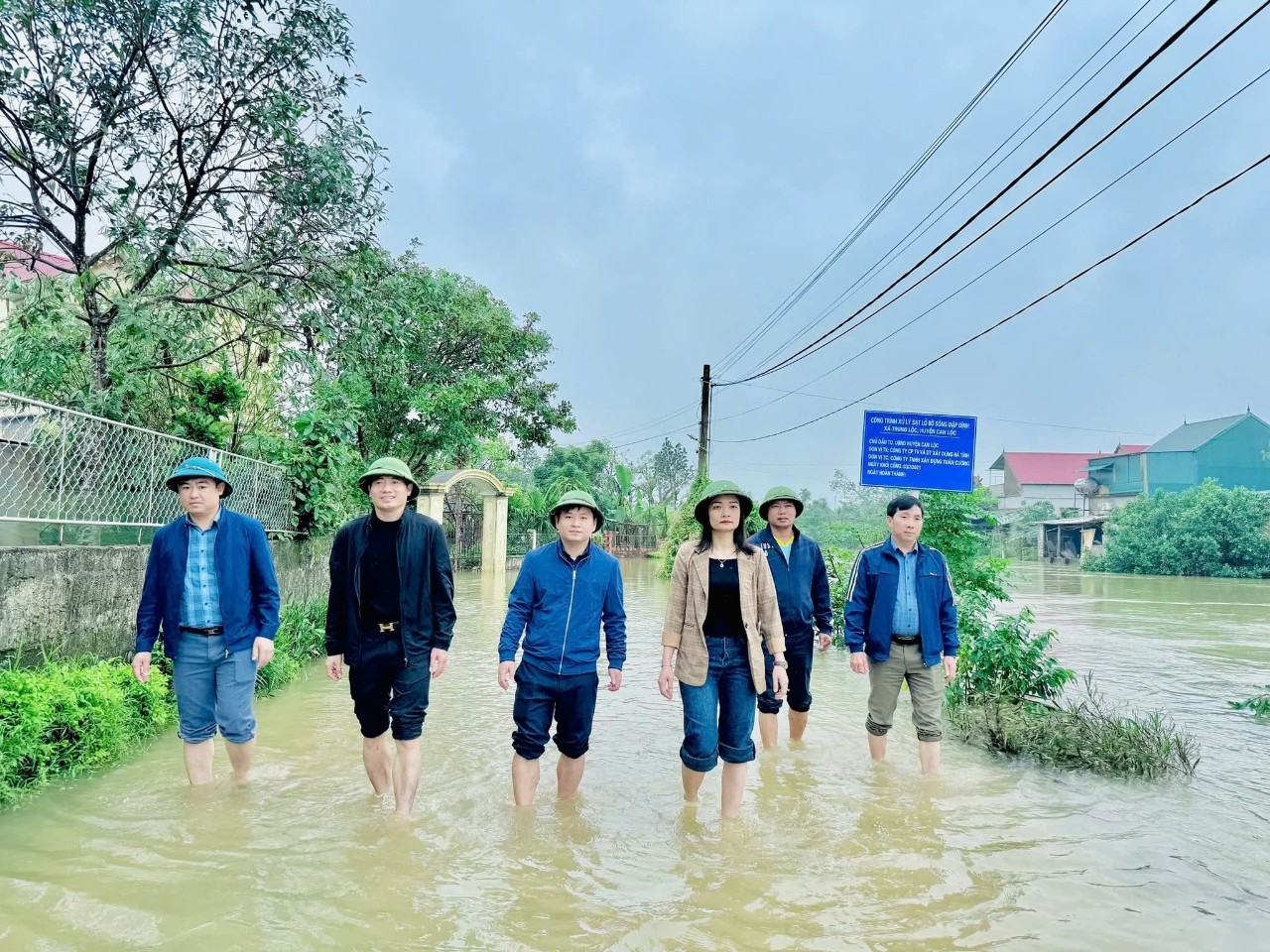 THƯỜNG TRỰC ĐẢNG ỦY, BAN CHỈ HUY PHÒNG THỦ DÂN SỰ ĐI KIỂM TRA, ĐỘNG VIÊN CÁC HỘ DÂN VÙNG BỊ NGẬP LỤT