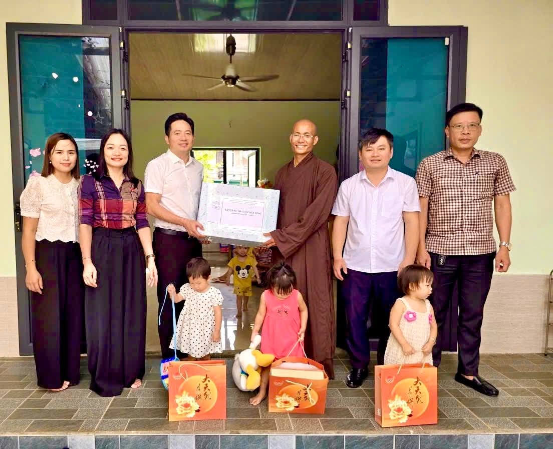 Các đồng chí lãnh đạo xã Đồng Lộc thăm và tặng quà trung thu cho trẻ em mồ côi, trẻ em có hoàn cảnh đặc biệt tại chùa Vĩnh, xã Đồng Lộc. 