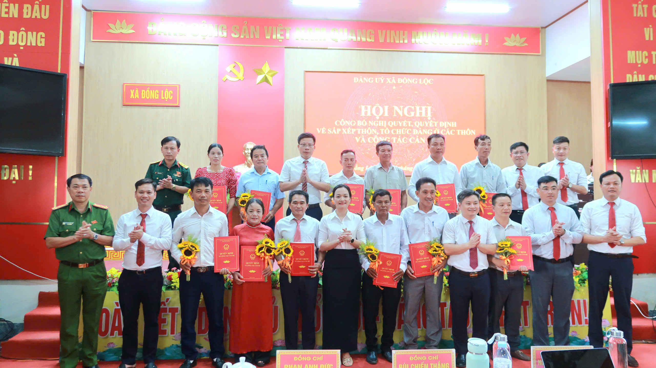 HỘI NGHỊ CÔNG BỐ NGHỊ QUYẾT, QUYẾT ĐỊNH VỀ SẮP XẾP, THÔN TRÊN ĐỊA BÀN XÃ ĐỒNG LỘC