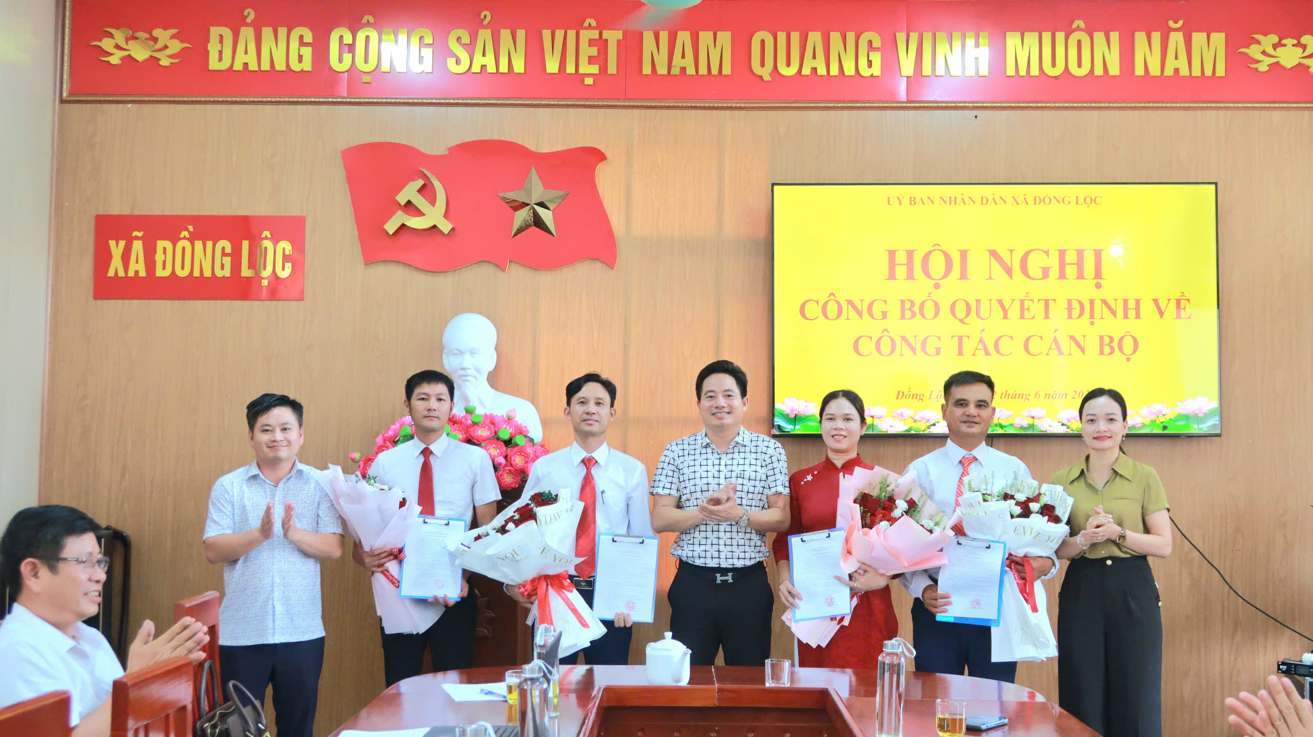 UBND XÃ ĐỒNG LỘC CÔNG BỐ, TRAO QUYẾT ĐỊNH VỀ CÔNG TÁC CÁN BỘ