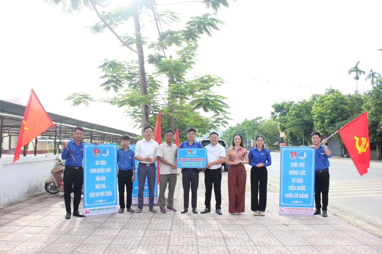 Xã Đồng Lộc bàn giao công trình “Đường cờ thanh niên”