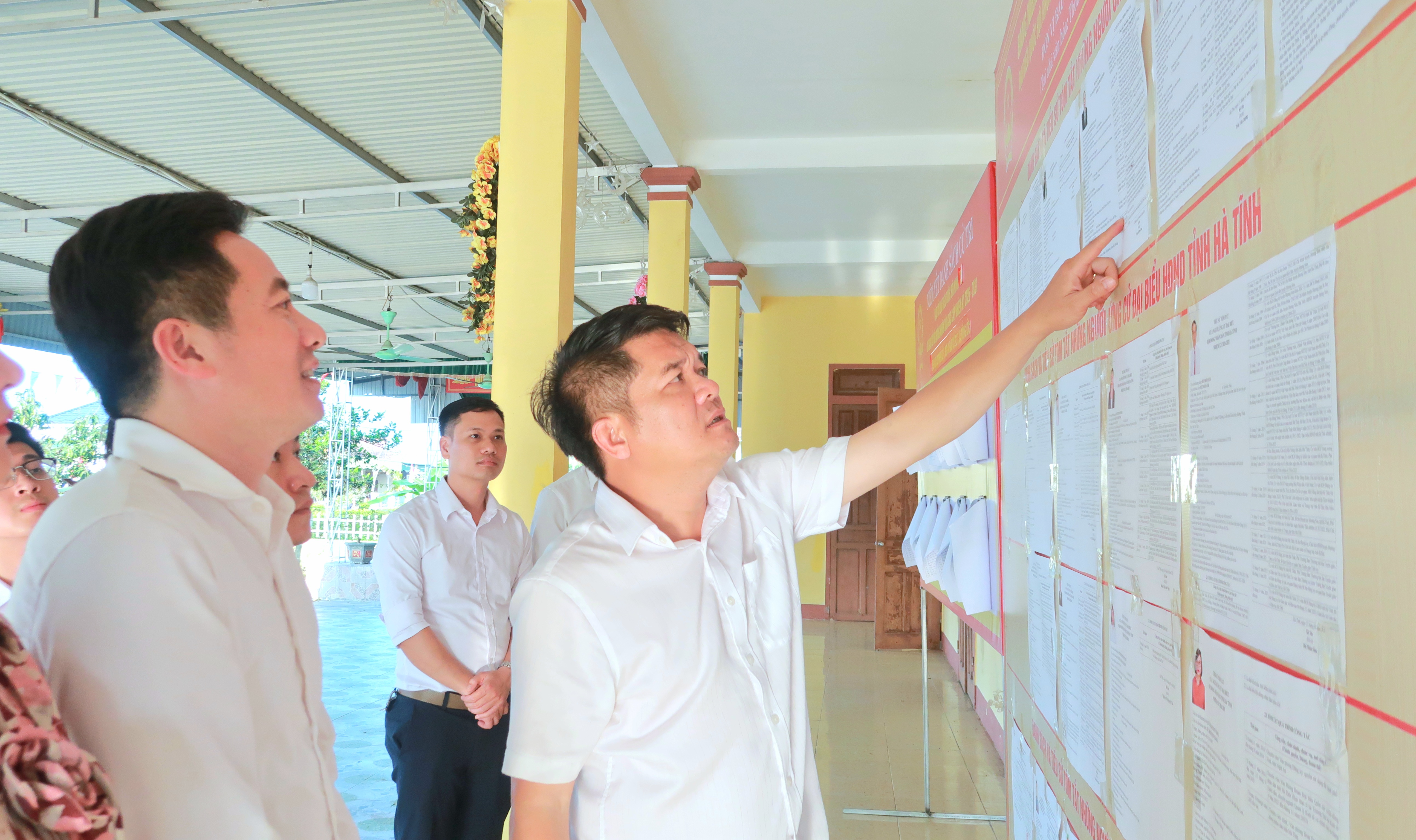 Trưởng Ban Nội chính Tỉnh ủy Trần Nhật Tân kiểm tra công tác chuẩn bị bầu cử tại xã Đồng Lộc. 