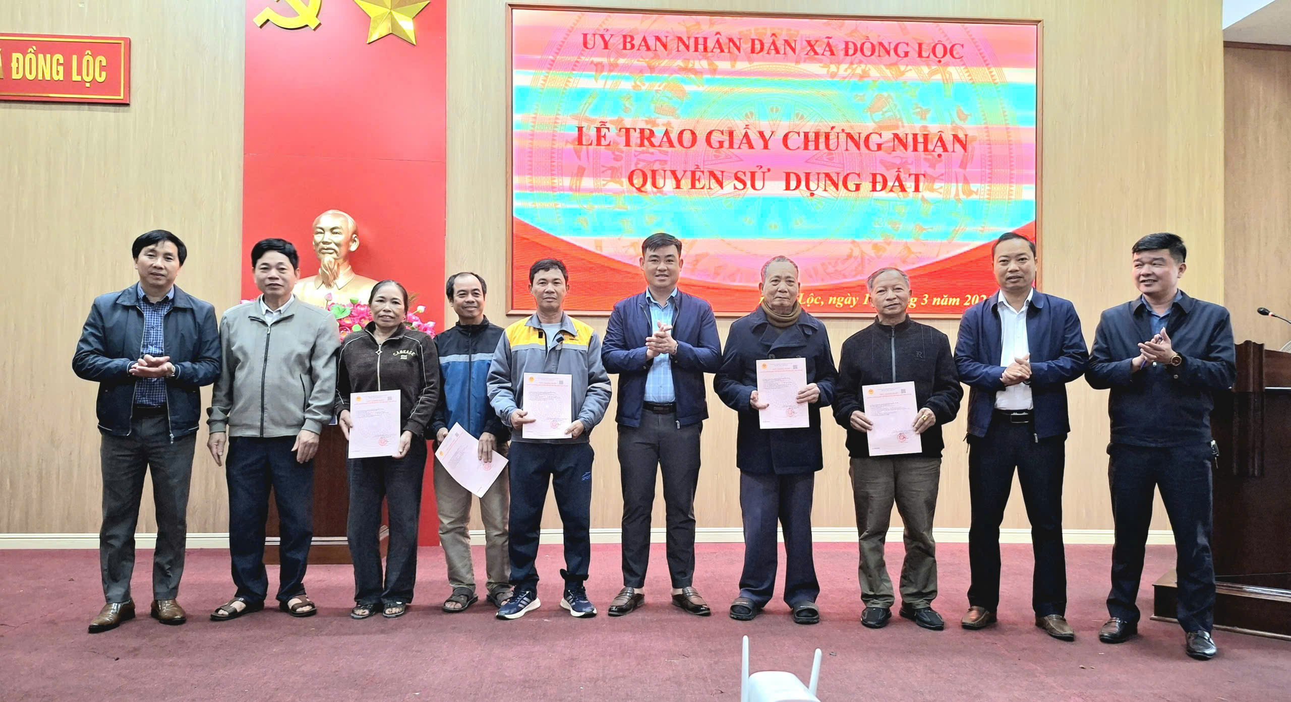 Xã Đồng Lộc trao Giấy chứng nhận quyền sử dụng đất cho các hộ dân