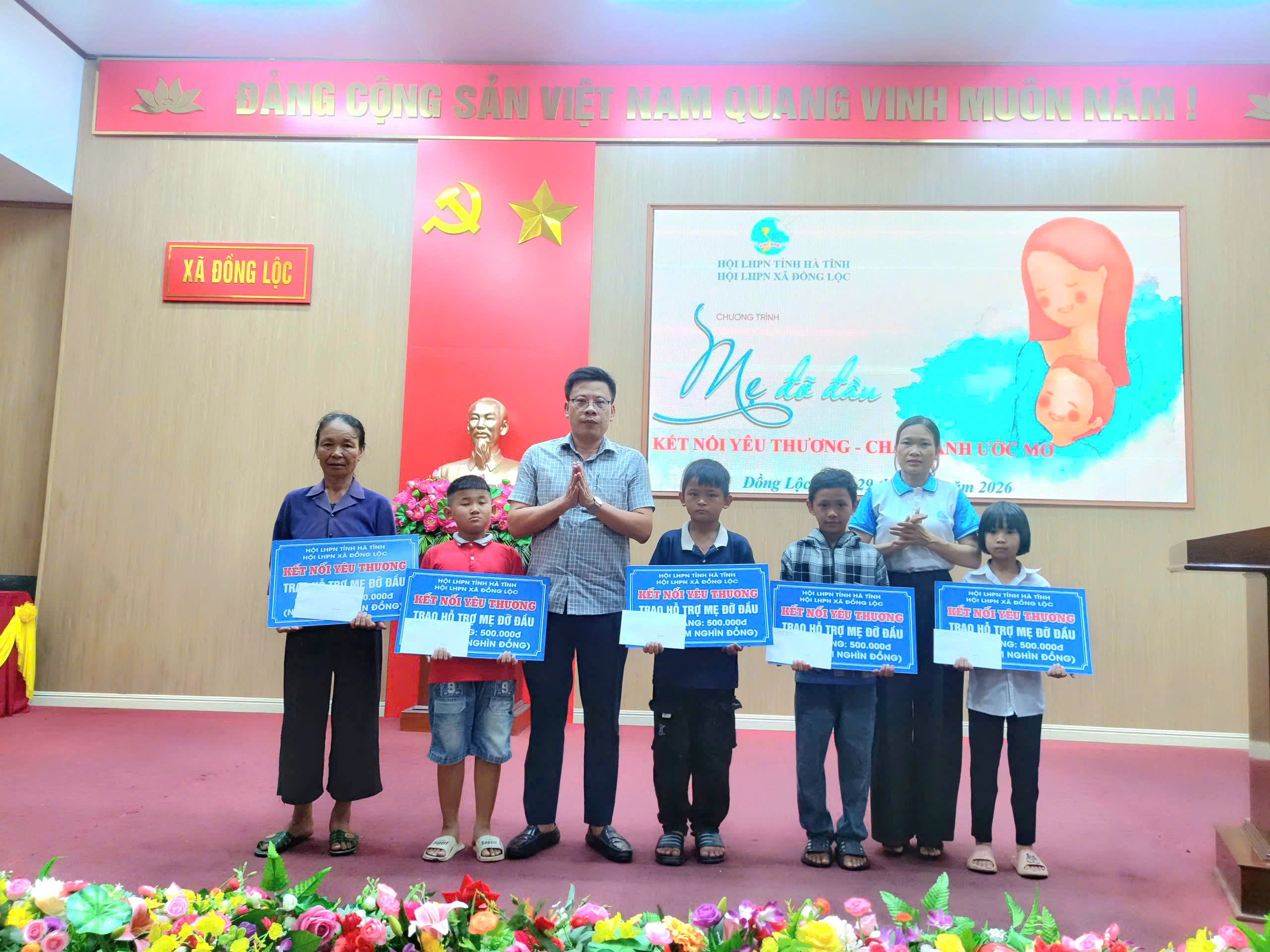 HỘI LHPN XÃ ĐỒNG LỘC TRAO QUÀ ĐỠ ĐẦU CHO TRẺ MỒ CÔI CÓ HOÀN CẢNH KHÓ KHĂN NHÂN DỊP TẾT THIẾU NHI 01/06