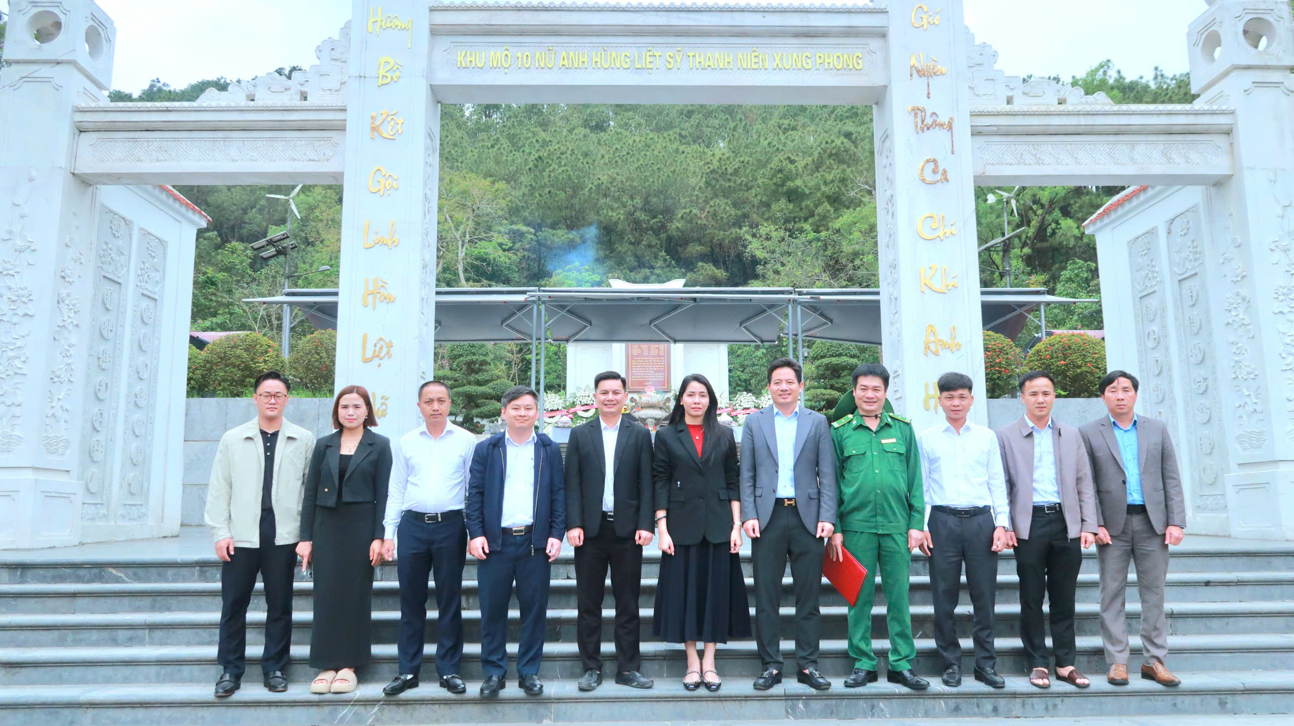 Chủ tịch Tập đoàn HSB cùng lãnh đạo xã Đồng Lộc dâng hương tại Khu di tích Ngã ba Đồng Lộc