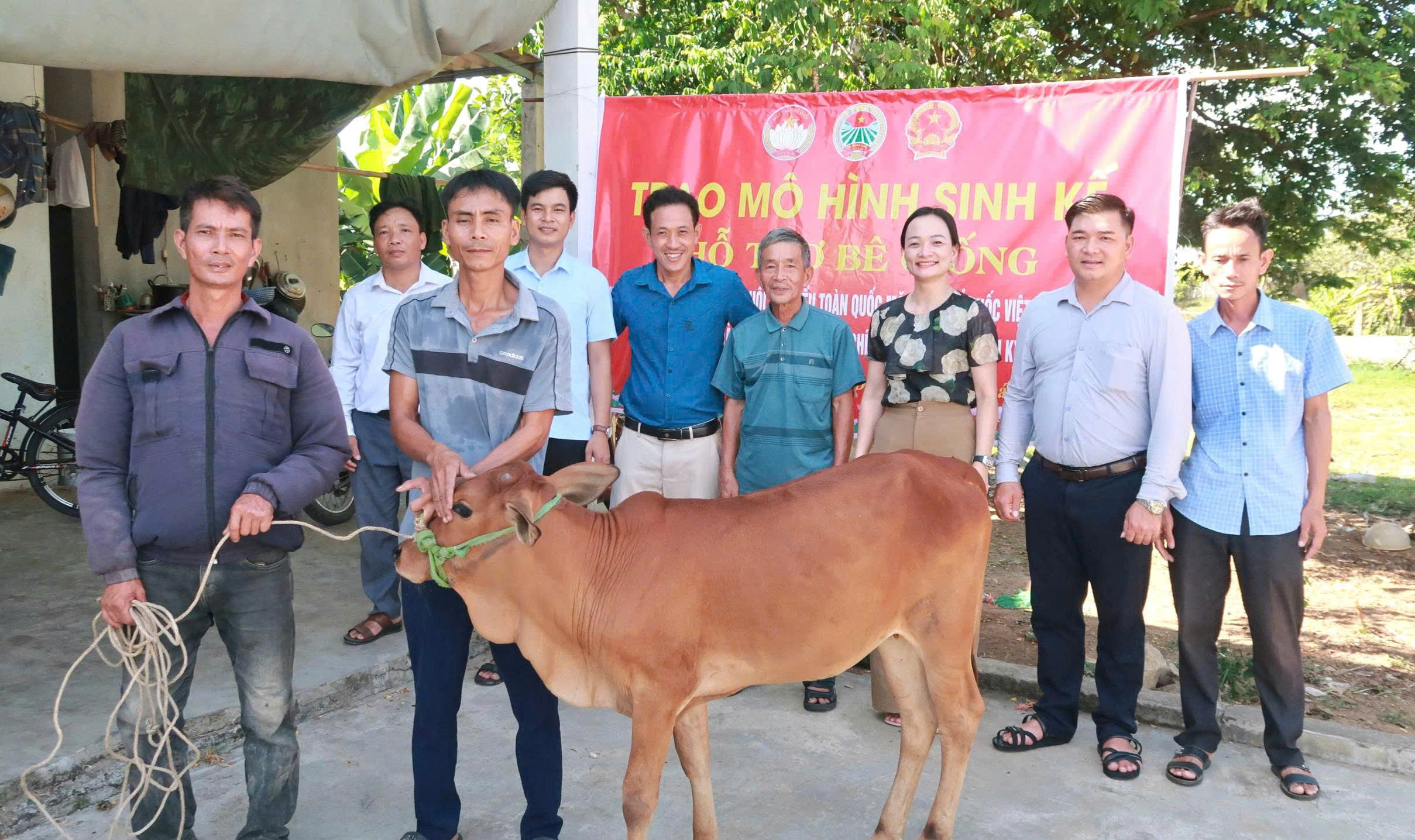 ĐỒNG LỘC TRAO MÔ HÌNH SINH KẾ HỖ TRỢ BÊ GIỐNG CHO HỘ GIA ĐÌNH KHÓ KHĂN