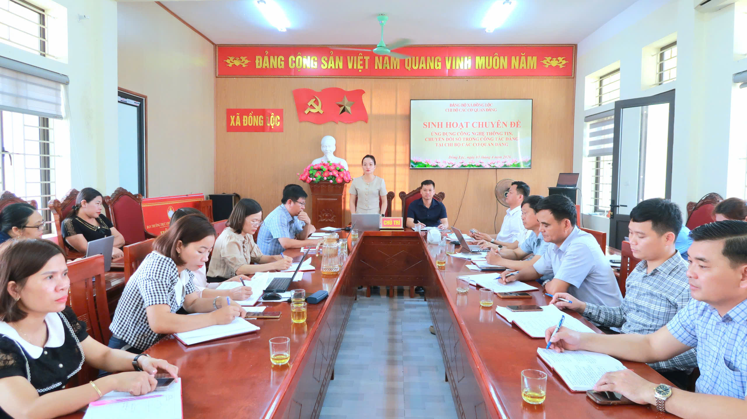 CHI BỘ CÁC CƠ QUAN ĐẢNG XÃ ĐỒNG LỘC SINH HOẠT CHUYÊN ĐỀ VỀ ỨNG DỤNG CNTT, CHUYỂN ĐỔI SỐ TRONG CÔNG TÁC ĐẢNG