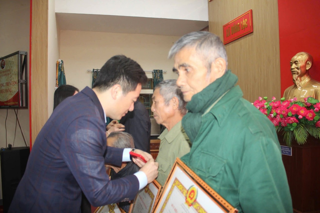 Xã Đồng Lộc trao tặng, truy tặng  Huy hiệu Đảng cho đảng viên dịp Cách mạng Tháng Mười Nga