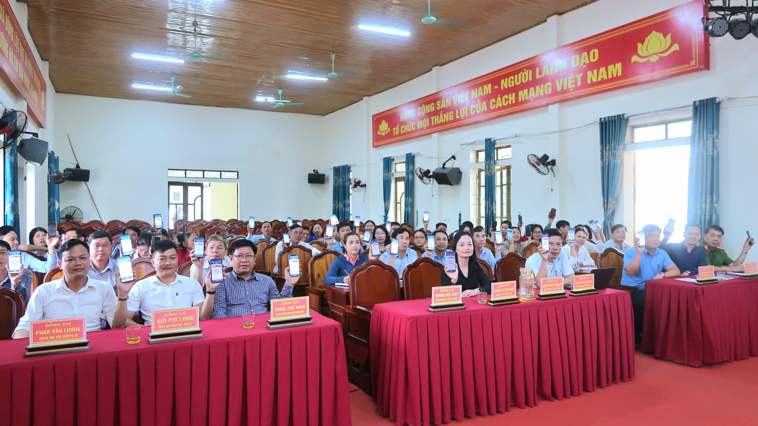 XÃ ĐỒNG LỘC TRIỂN KHAI ỨNG DỤNG CÔNG DÂN SỐ HÀ TĨNH (i-Hà Tĩnh) TÍCH HỢP NỀN TẢNG PHẢN ÁNH HIỆN TRƯỜNG