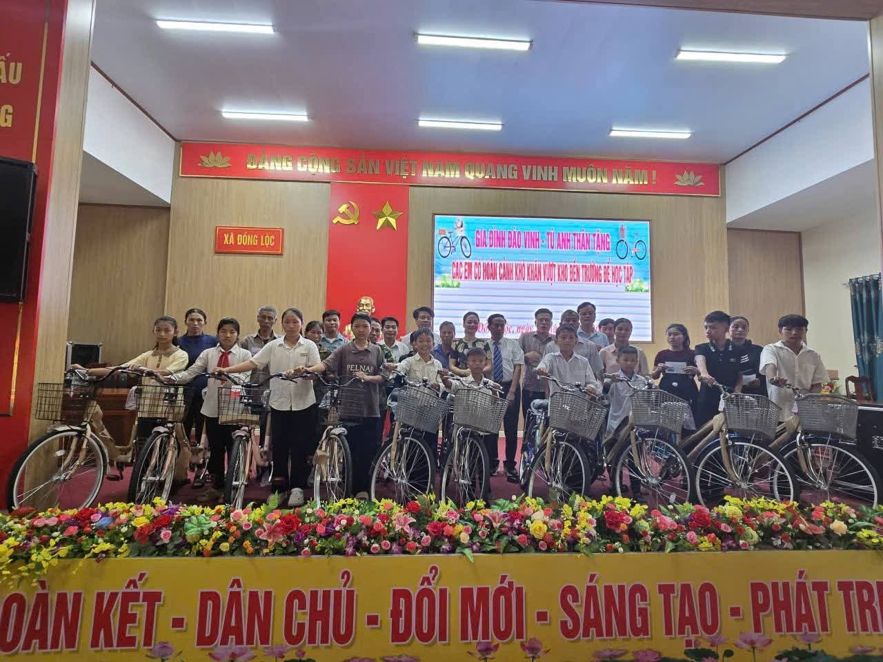 GIA ĐÌNH ÔNG PHẠM VIẾT HẢI TẶNG 10 SUẤT QUÀ CHO HỌC SINH CÓ HOÀN CẢNH KHÓ KHĂN