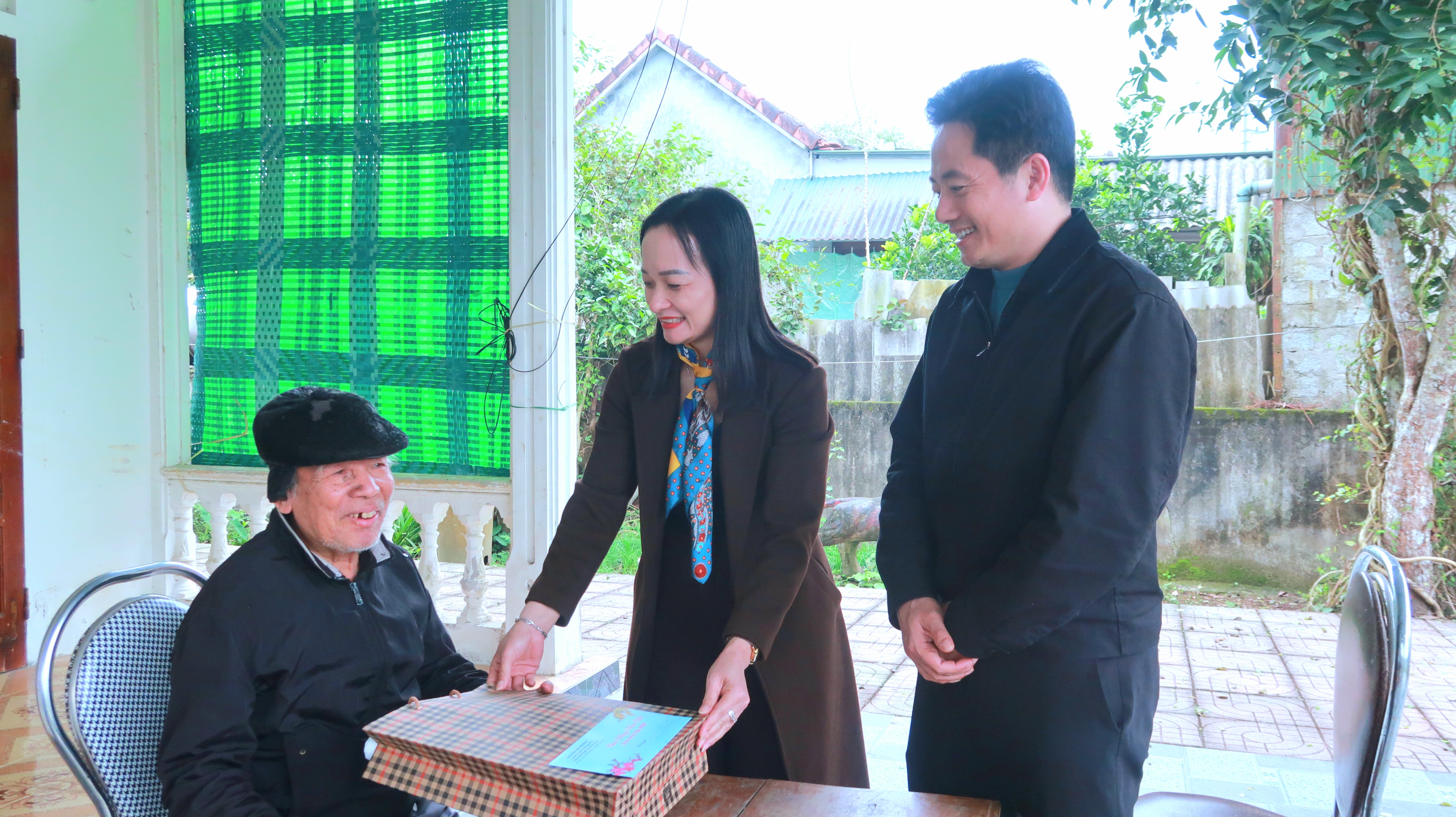 Lãnh đạo xã Đồng Lộc trao quà cho các đồng chí tiền nhiệm nhân kỷ niệm 96 năm ngày thành lập Đảng.