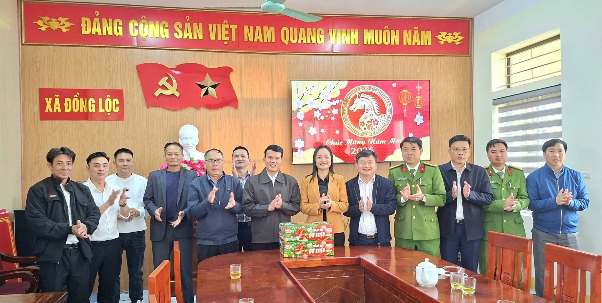Giáo xứ Phương Mỹ chúc Tết Đảng ủy, chính quyền xã Đồng Lộc. 