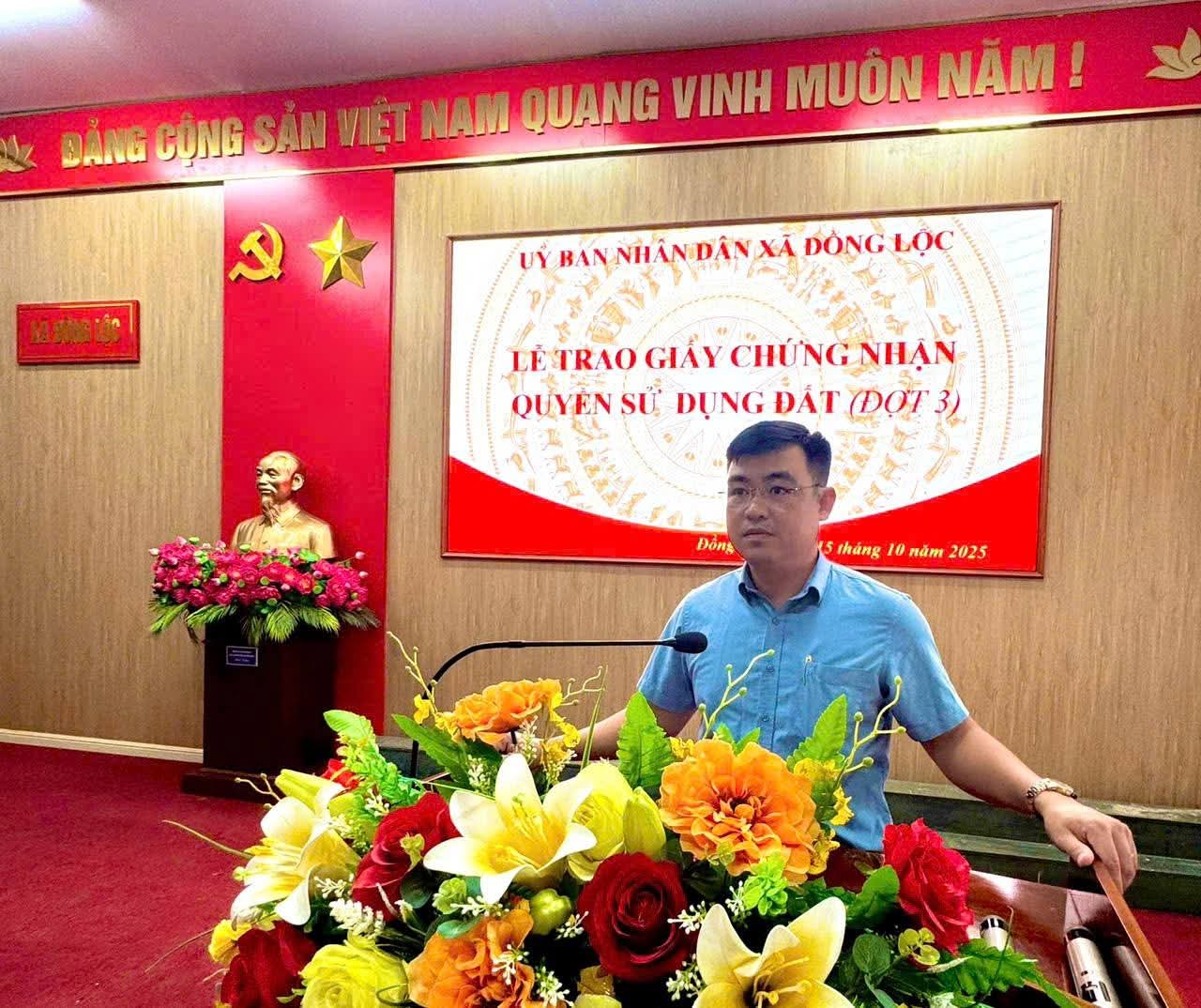 XÃ ĐỒNG LỘC TRAO GIẤY CHỨNG NHẬN QUYỀN SỬ DỤNG ĐẤT CHO NGƯỜI DÂN