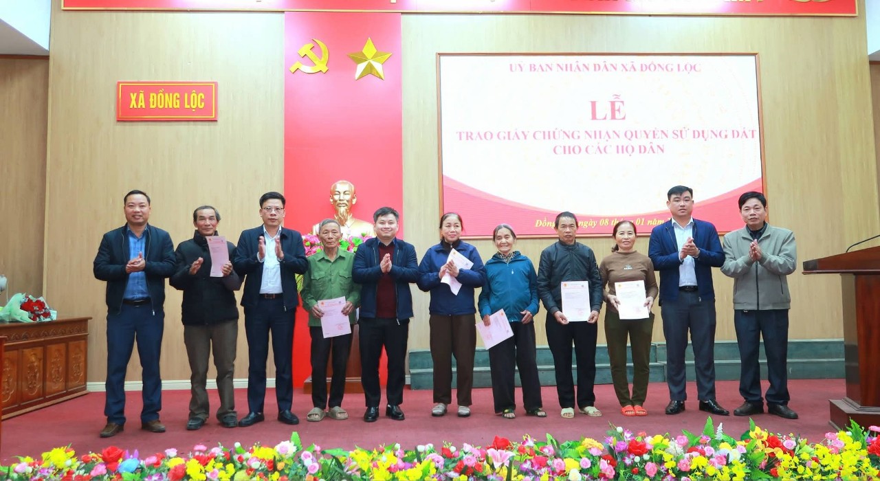 XÃ ĐỒNG LỘC TRAO GIẤY CHỨNG NHẬN QUYỀN SỬ DỤNG ĐẤT CHO NGƯỜI DÂN TRÊN ĐỊA BÀN