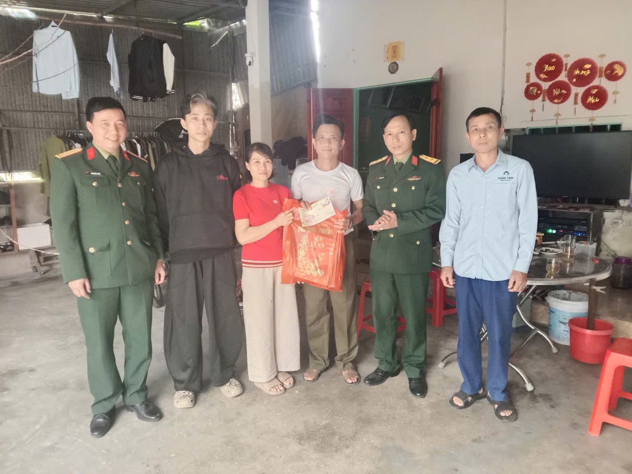 Đồng Lộc tặng quà, động viên gia đình có thanh niên chuẩn bị lên đường nhập ngũ dịp Tết Bính Ngọ 2026
