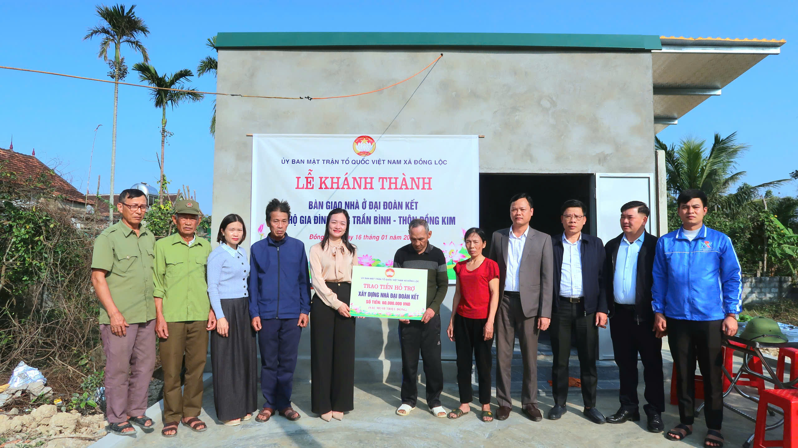 Ủy ban MTTQ Việt Nam xã Đồng Lộc bàn giao nhà Đại đoàn kết cho hộ dân có hoàn cảnh khó khăn