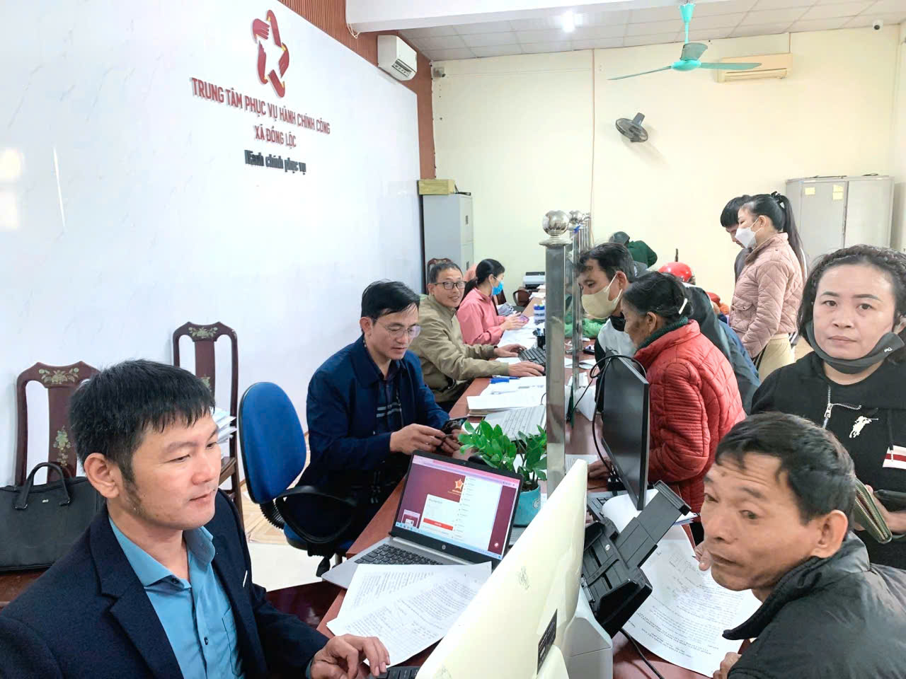 XÃ ĐỒNG LỘC VỚI MÔ HÌNH “NGÀY THỨ 5 KHÔNG PHIẾU HẸN”; “NGÀY NGHỈ VÌ NHÂN DÂN” HỖ TRỢ NGƯỜI DÂN NỘP HỒ SƠ TRỰC TUYẾN.