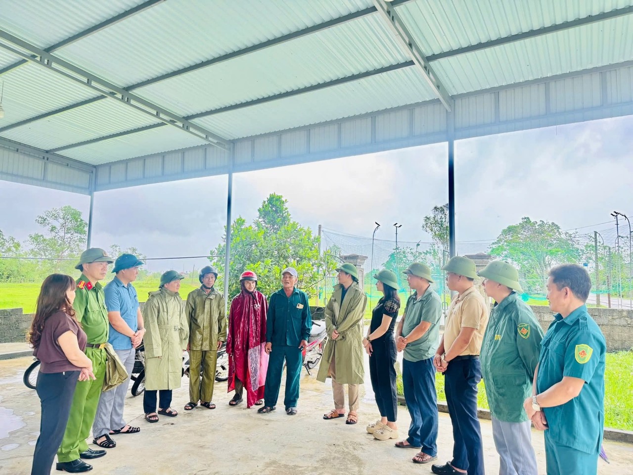THƯỜNG TRỰC ĐẢNG UỶ XÃ CÙNG CÁC ĐỒNG CHÍ TRONG BAN CHỈ HUY PHÒNG THỦ DÂN SỰ XÃ ĐỒNG LỘC KIỂM TRA CÔNG TÁC PHÒNG, CHỐNG BÃO SỐ 10 